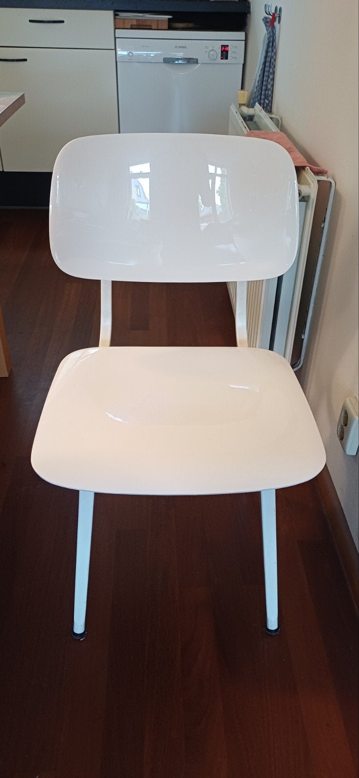 6 witte Ahrend Revolt stoelen, Ophalen, Gebruikt, Wit, Modern