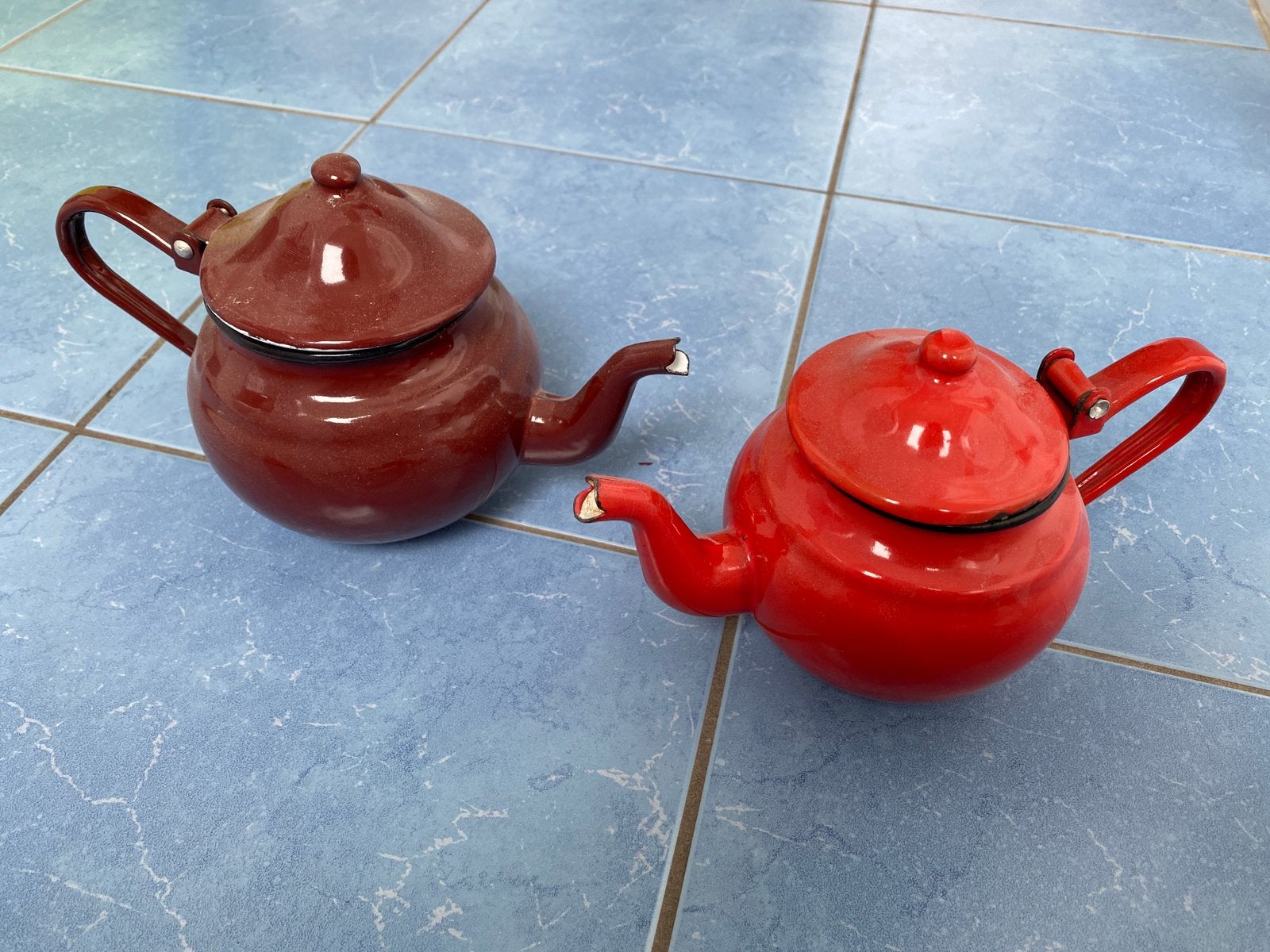 Twee theepotjes rood email, Ophalen