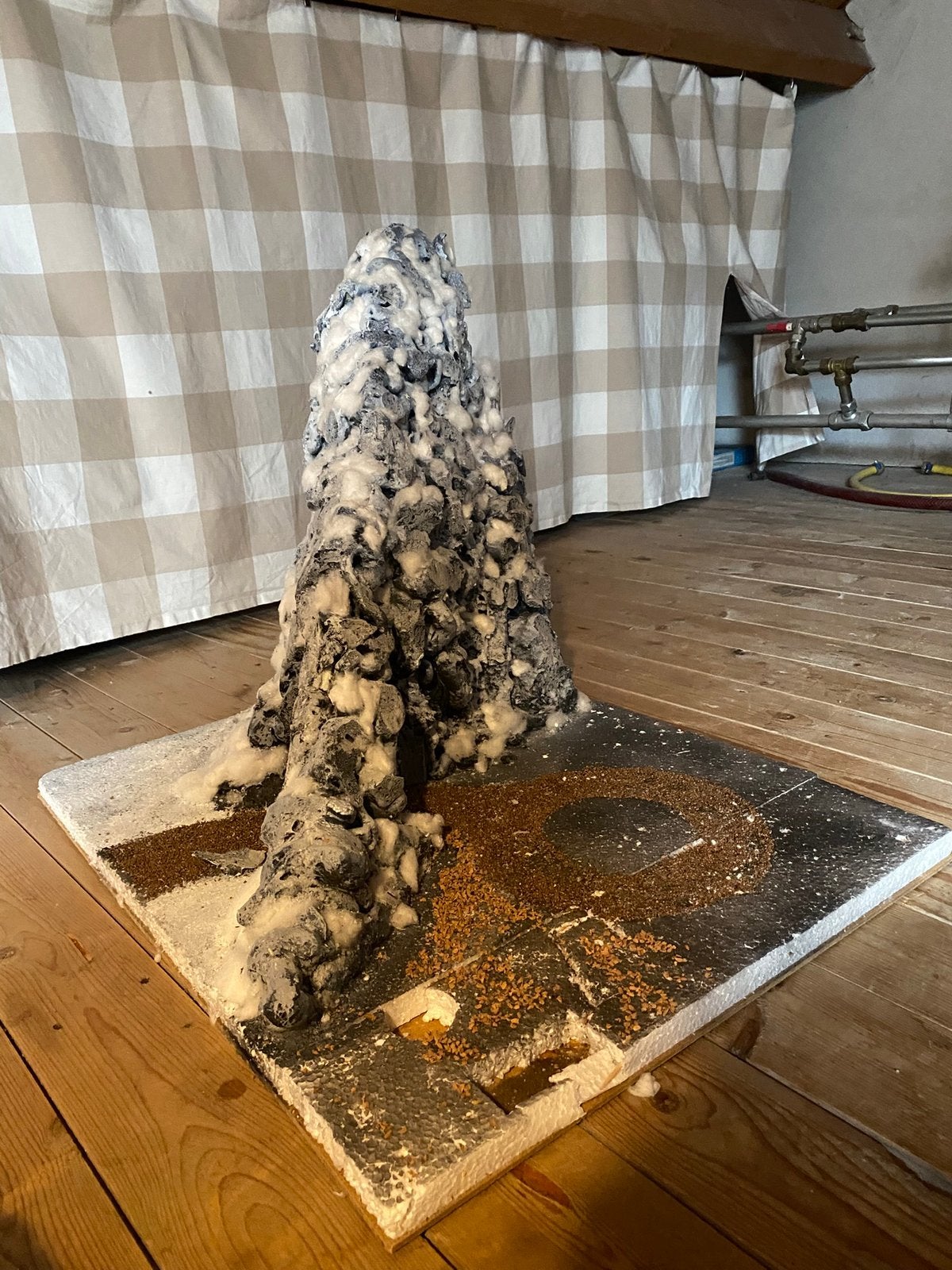 Handgemaakt kerstdorp ondergrond met berg, Ophalen