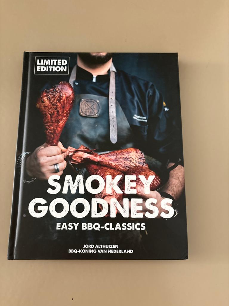 Smokey Goodness: Easy BBQ-Classics - JORD ALTHUIZEN, Boeken, Kookboeken, Zo goed als nieuw, Hoofdgerechten, Overige gebieden, Ophalen of Verzenden