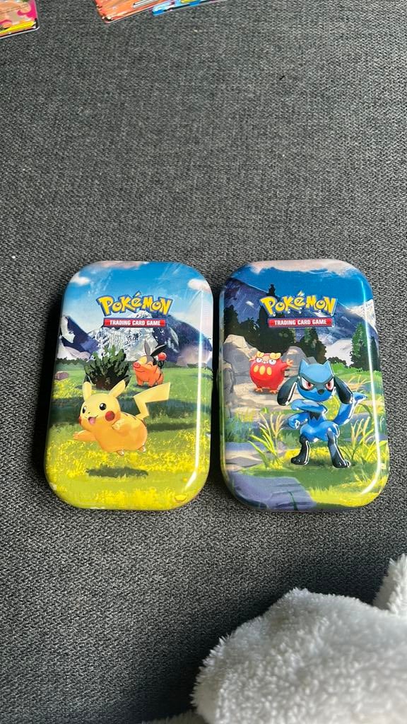 Mysterie tins gevuld met pokemon kaarten, Hobby en Vrije tijd, Verzamelkaartspellen | Pokémon, Ophalen of Verzenden, Zo goed als nieuw