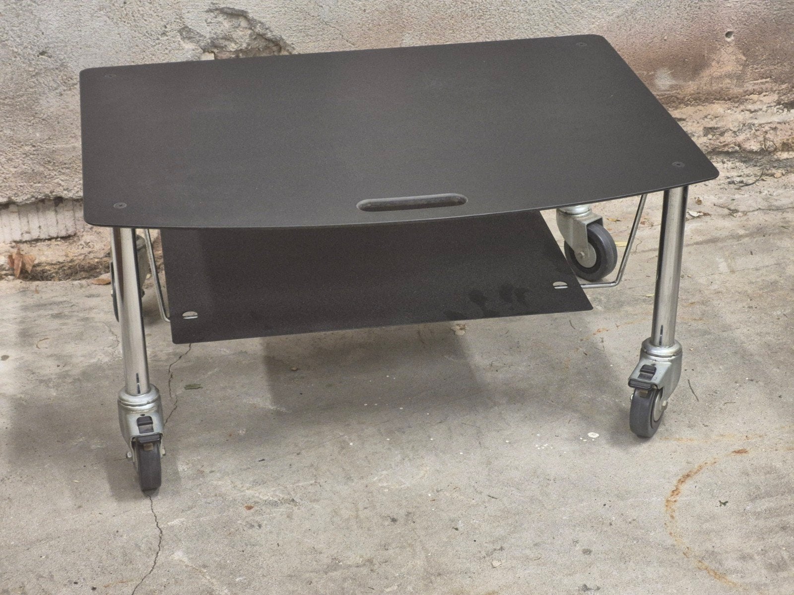 Krantentafel televisie trolley boeken en tijdschriften, Ophalen, Metaal, Zo goed als nieuw, Bijzettafel met lectuurbak