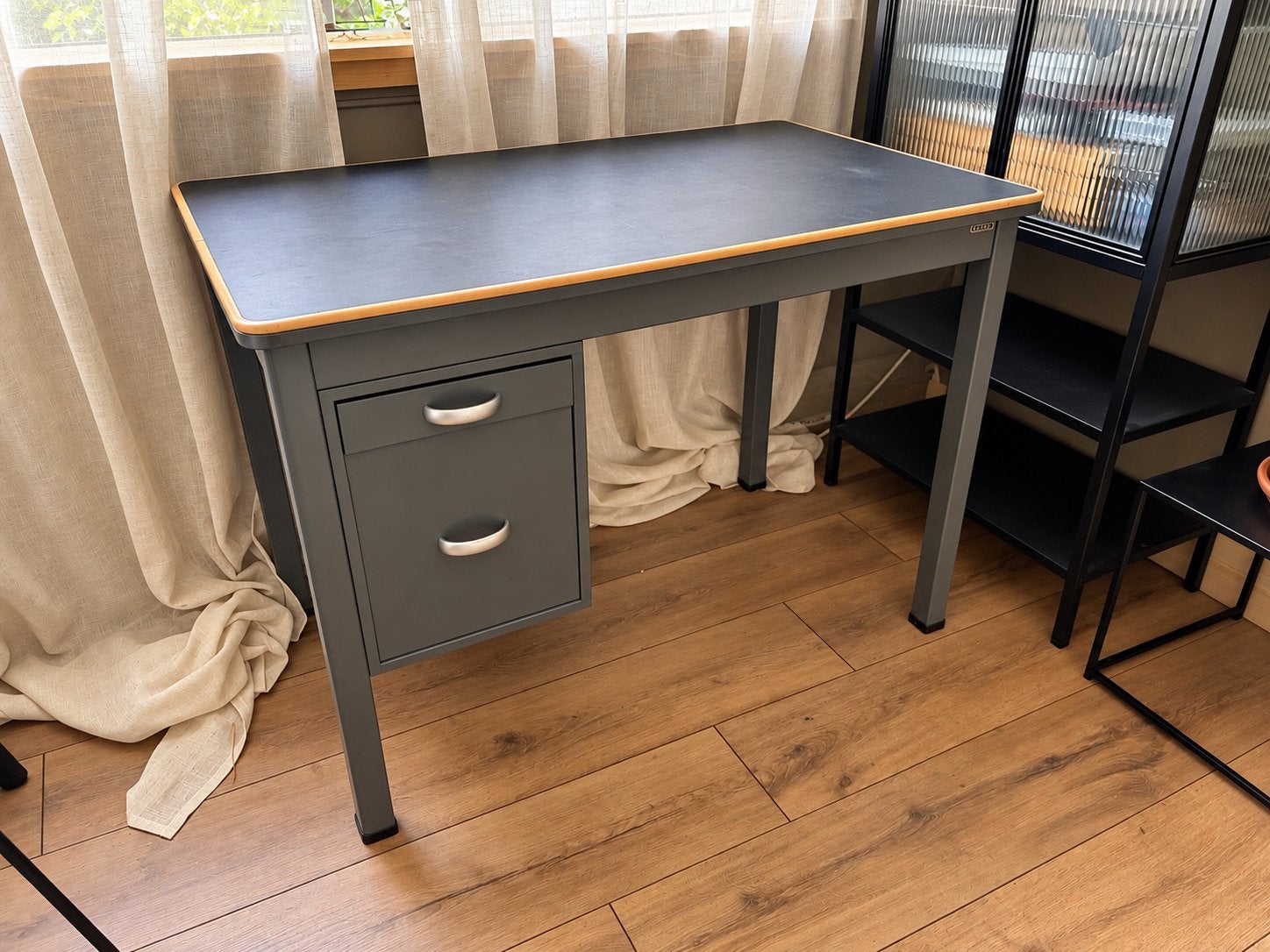 Vintage grijs Gispen bureau met lades, metaal, industrieel, Huis en Inrichting, Ophalen, Overige typen, Gebruikt, Met lades