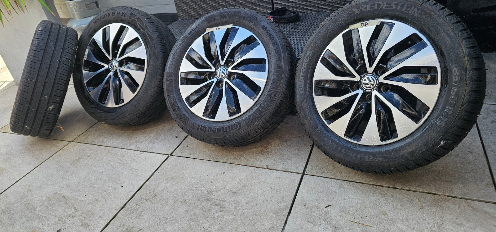 Volkswagen 15 inch velgen met zomerbanden 185/60 R15, Auto-onderdelen, Banden en Velgen, Gebruikt, 15 inch, Banden en Velgen, Personenwagen