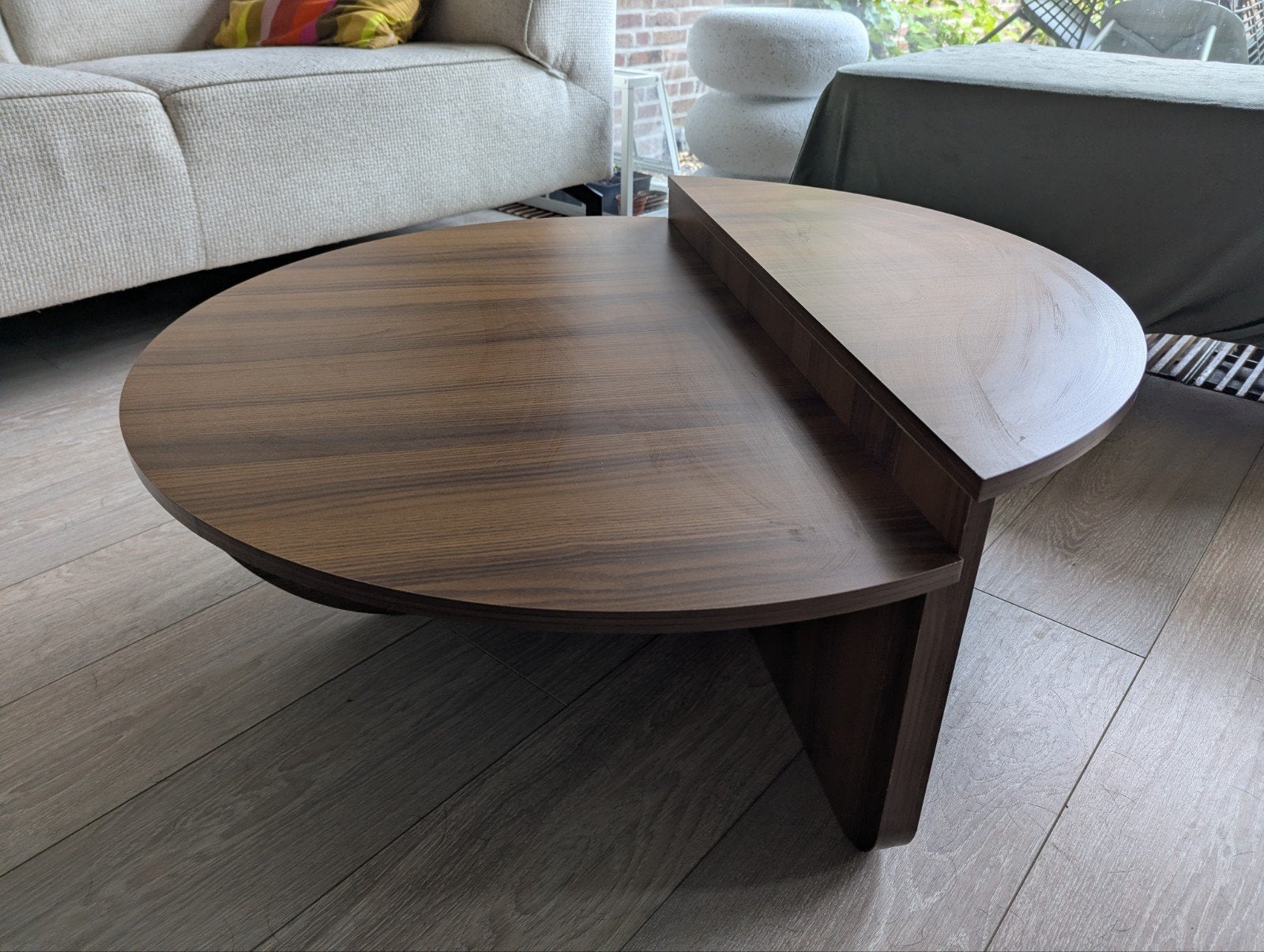 Moderne notenhout salontafel - rond design met twee niveaus, Ophalen, 50 tot 100 cm, Rond, 50 tot 100 cm
