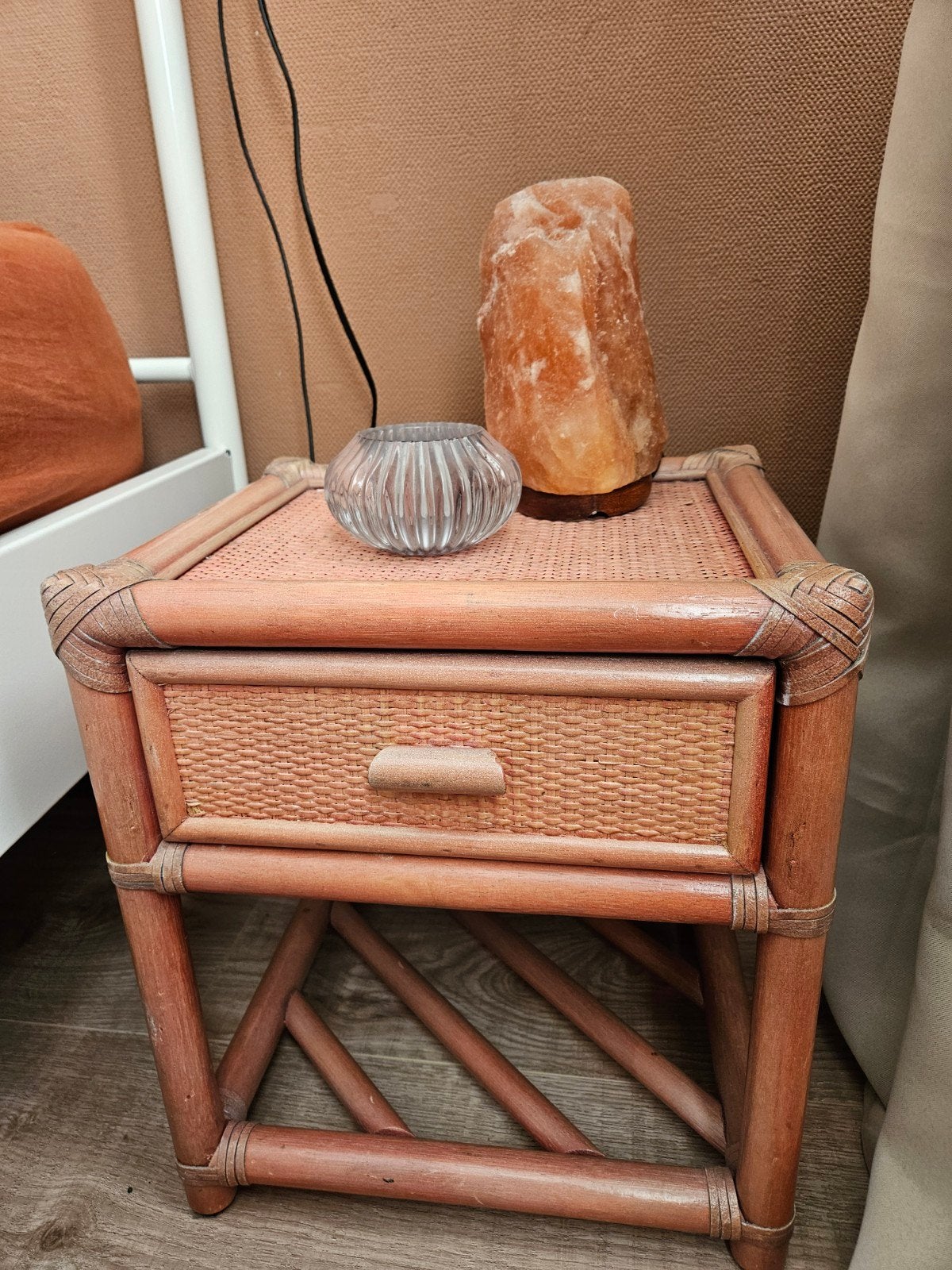 Rotan nachtkastje/ bijzettafel, Huis en Inrichting, Ophalen of Verzenden, Zo goed als nieuw, Minder dan 45 cm