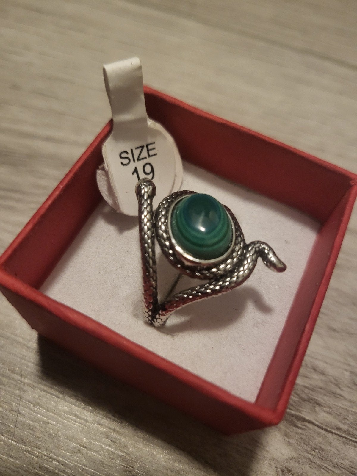 Nieuwe Slangenring met Groene Steen - Maat 19, Sieraden, Tassen en Uiterlijk, Ringen, Overige materialen, 19 tot 20, Nieuw, Ophalen of Verzenden