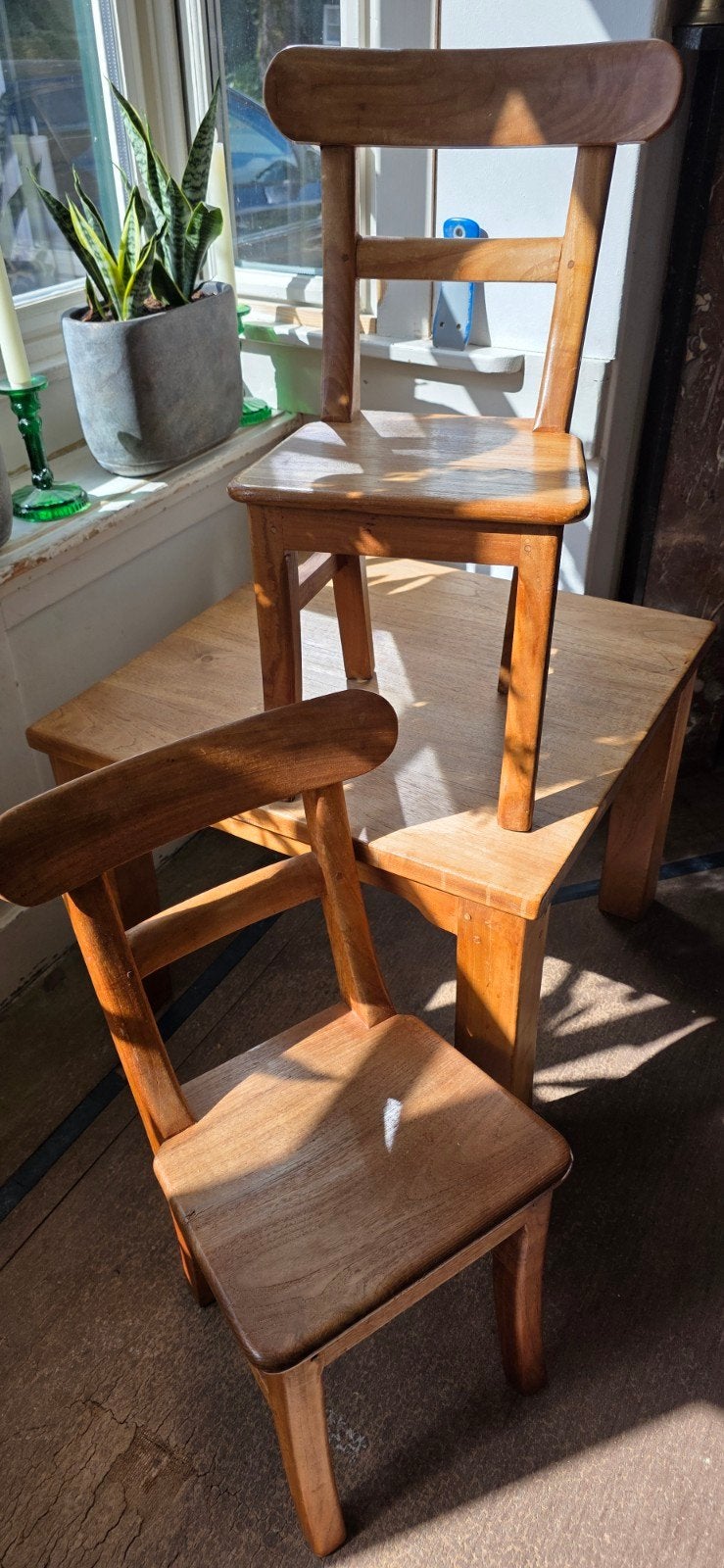 Massief houten kinderstoelen en tafeltje, Ophalen