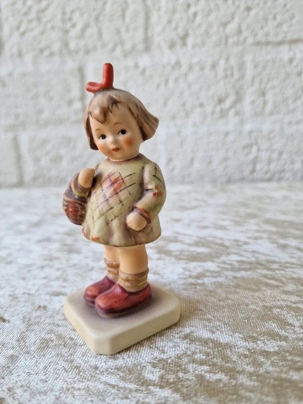 Goebel Hummel Club Beeldje 'I Brought You a Gift' Origineel, Ophalen of Verzenden, Zo goed als nieuw, Hummel