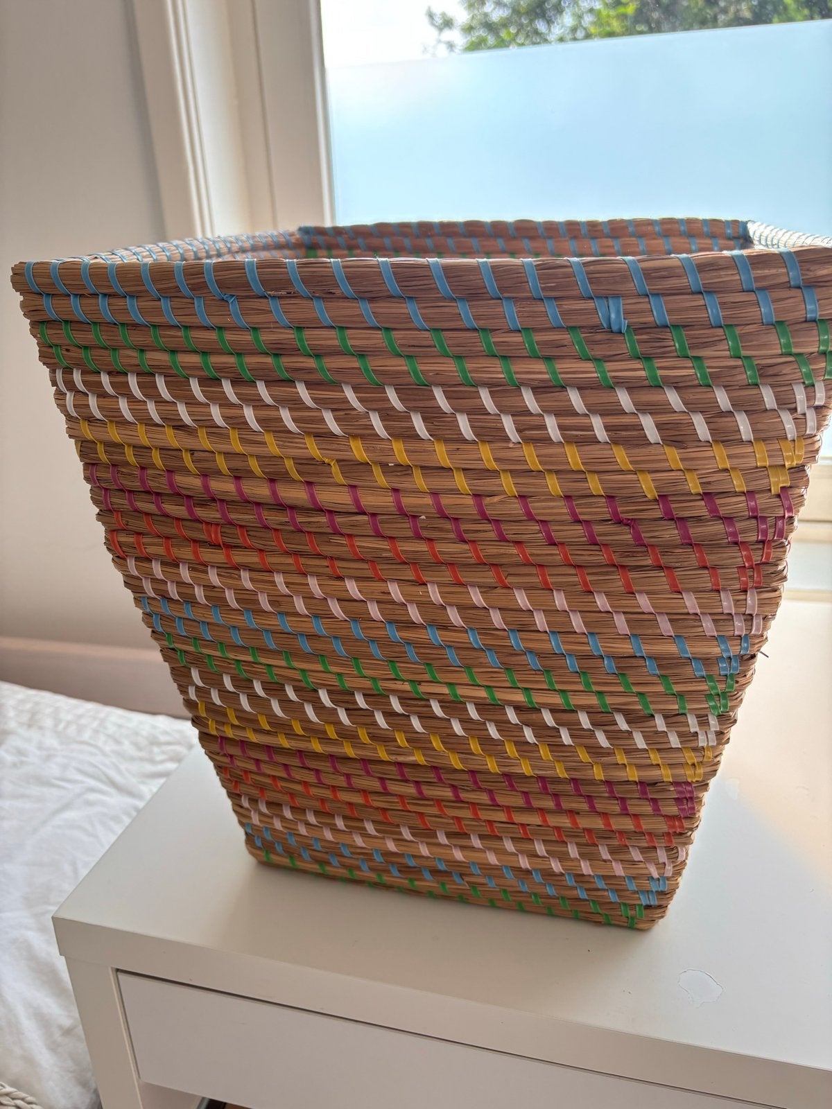 Gevlochten mand met kleurrijke accenten 36x36x36, Huis en Inrichting, Ophalen, Gevlochten, Mand, Vierkant