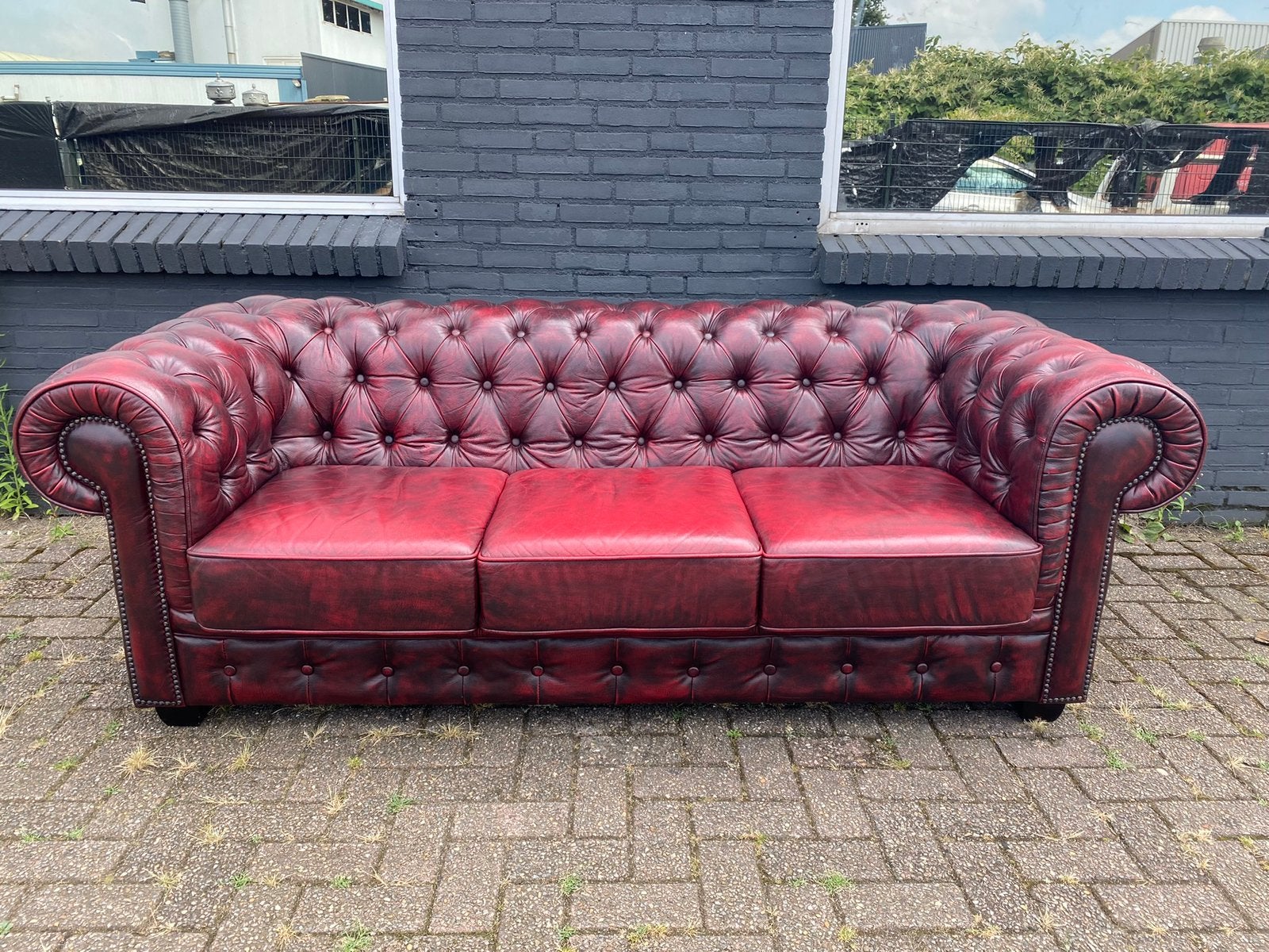 Ruime Engelse Chesterfield bank Oxblood rood, Ophalen, 125 cm of meer, Leer, Zo goed als nieuw