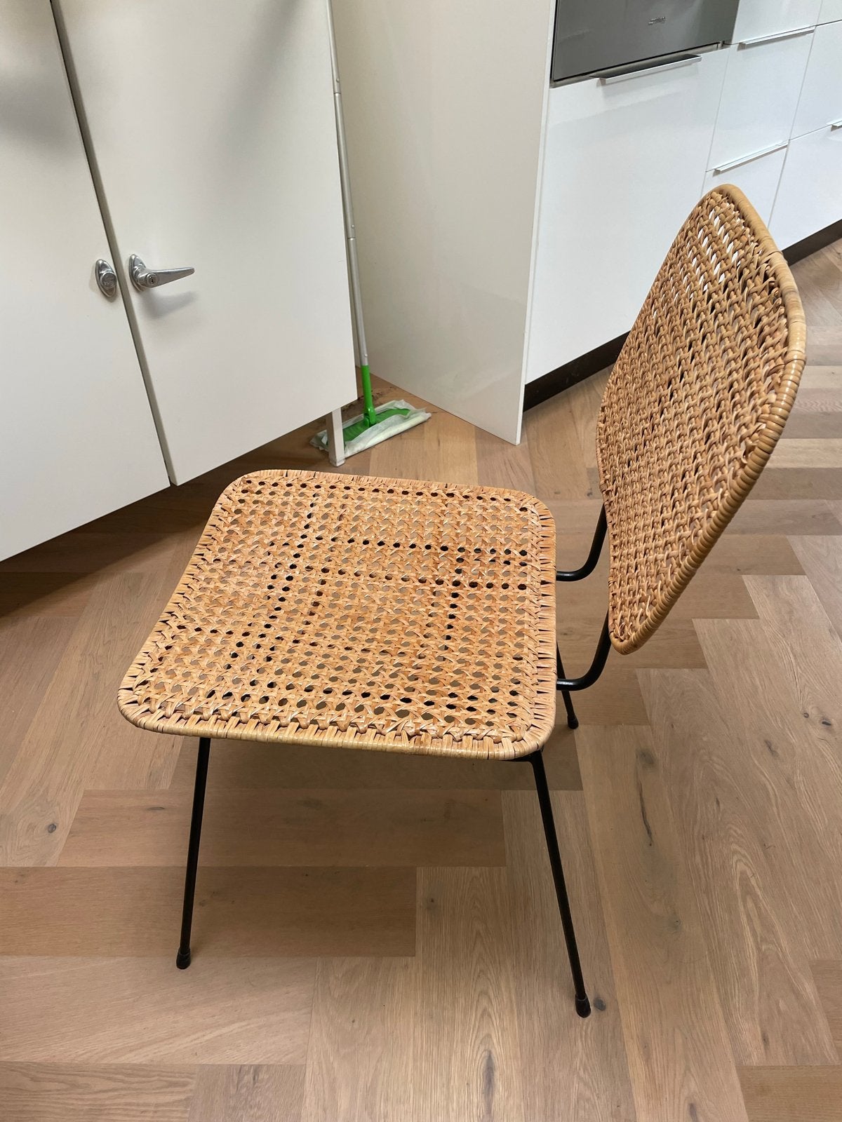 Rotan stoel met zwart metalen frame, Bruin, Riet of Rotan, Ophalen of Verzenden, Zo goed als nieuw