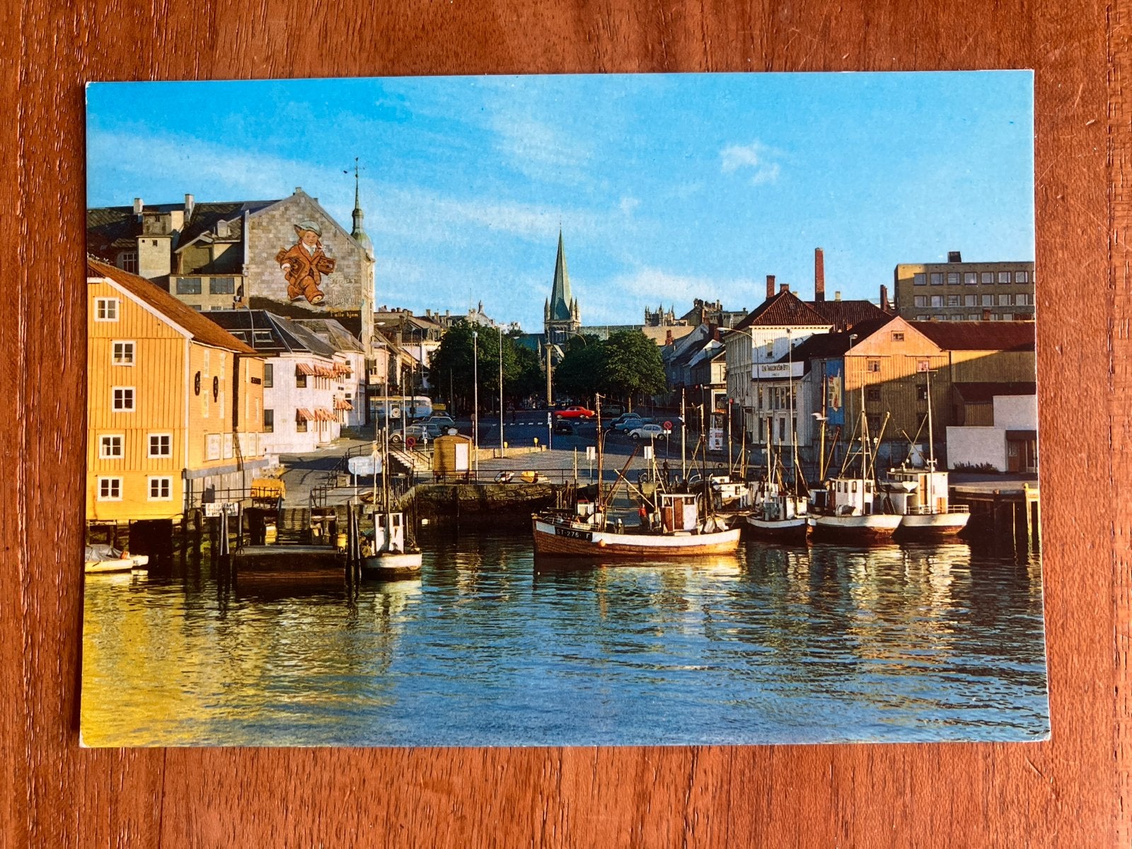 Schepen in de haven van Trondheim met Vismarkt  (1983), Ophalen of Verzenden, Gebruikt, Motorboot, Kaart, Foto of Prent