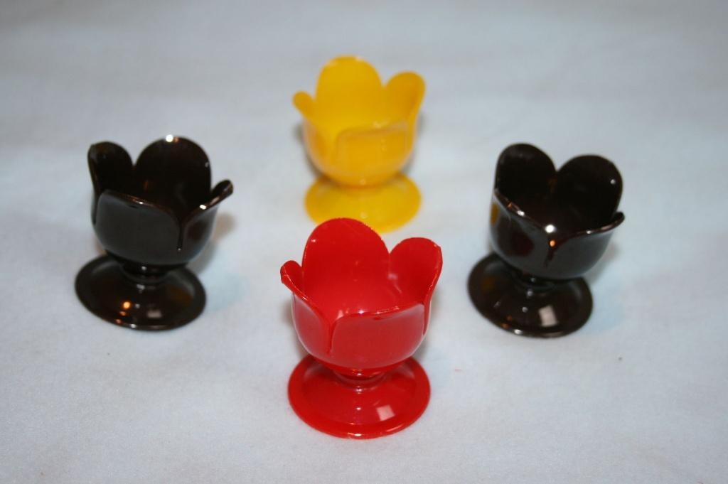 Vintage plastic eierdopjes geel, rood en bruin, Ophalen of Verzenden