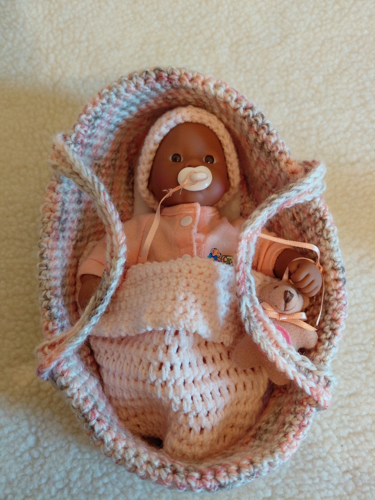 Kleine Getinte Chou Chou Babypop 🍼 in Reiswiegje., Ophalen of Verzenden, Gebruikt, Babypop