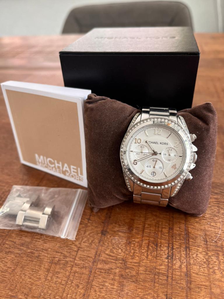 Michael kors horloge zilver met steentjes rondom de klok, Sieraden, Tassen en Uiterlijk, Horloges | Dames, Overige merken, Staal