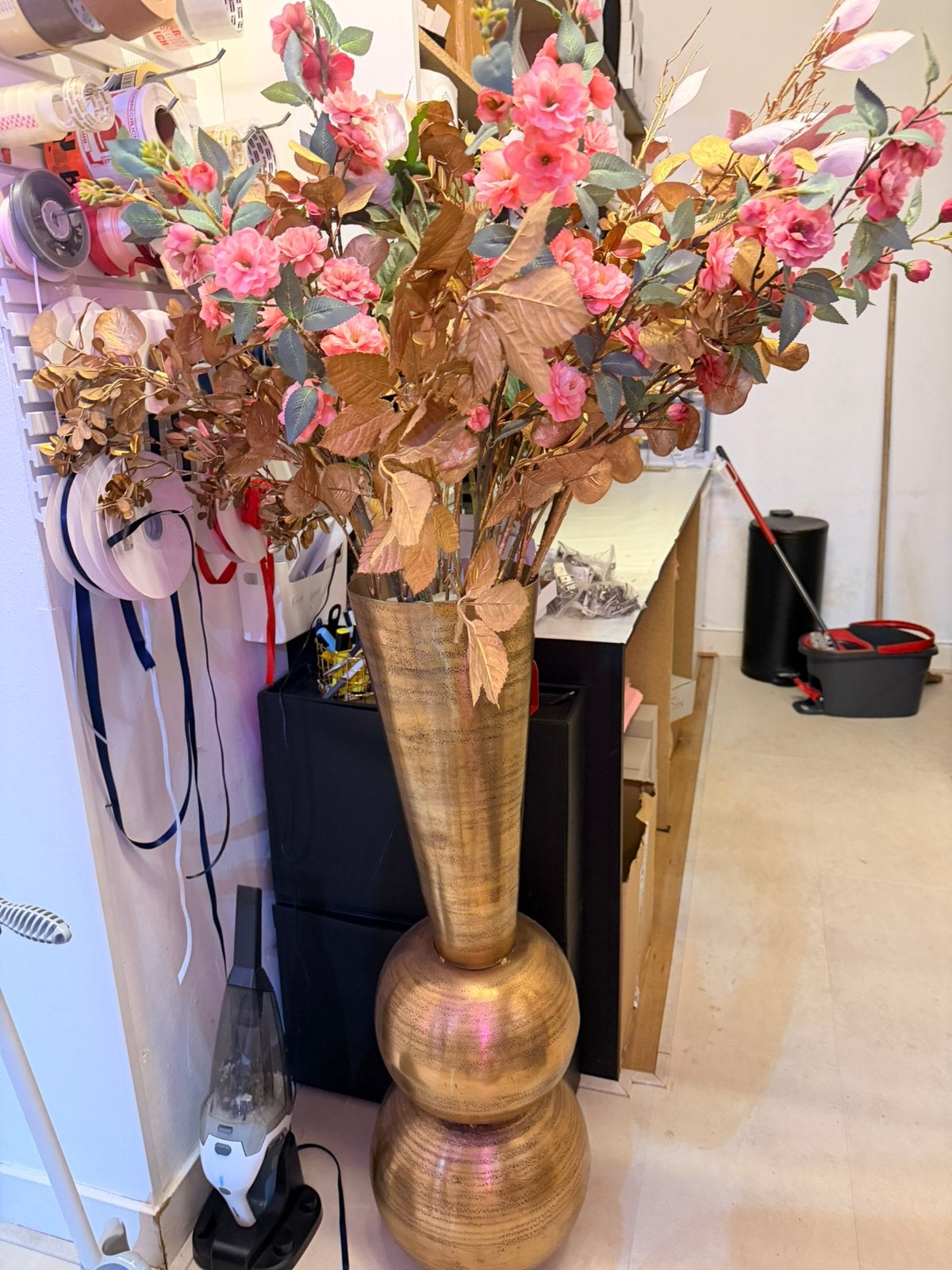 Interieur vaas groot goud decor inlc bloemen, Ophalen, Zo goed als nieuw
