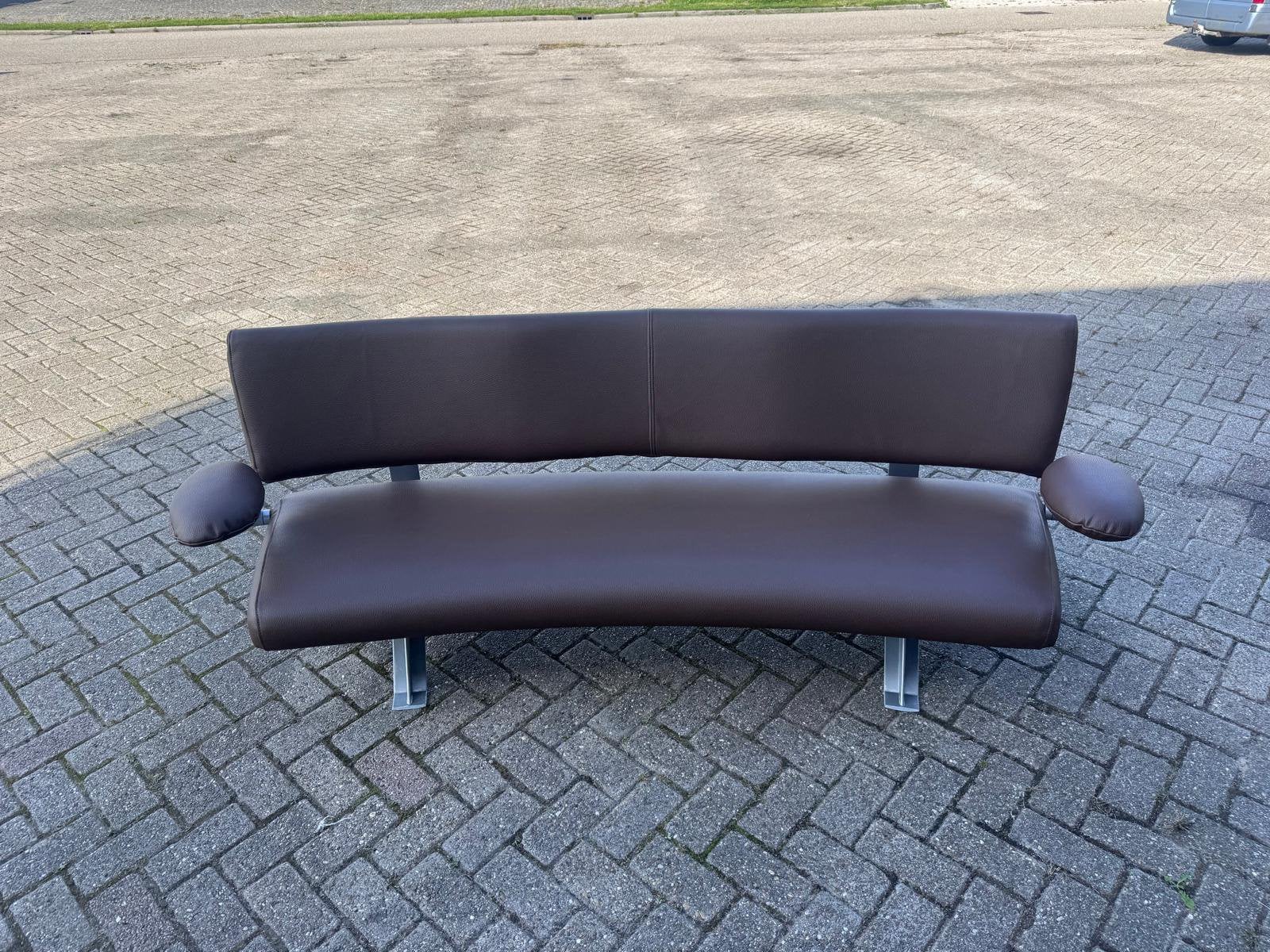 Artifort orbit skai leer bruin