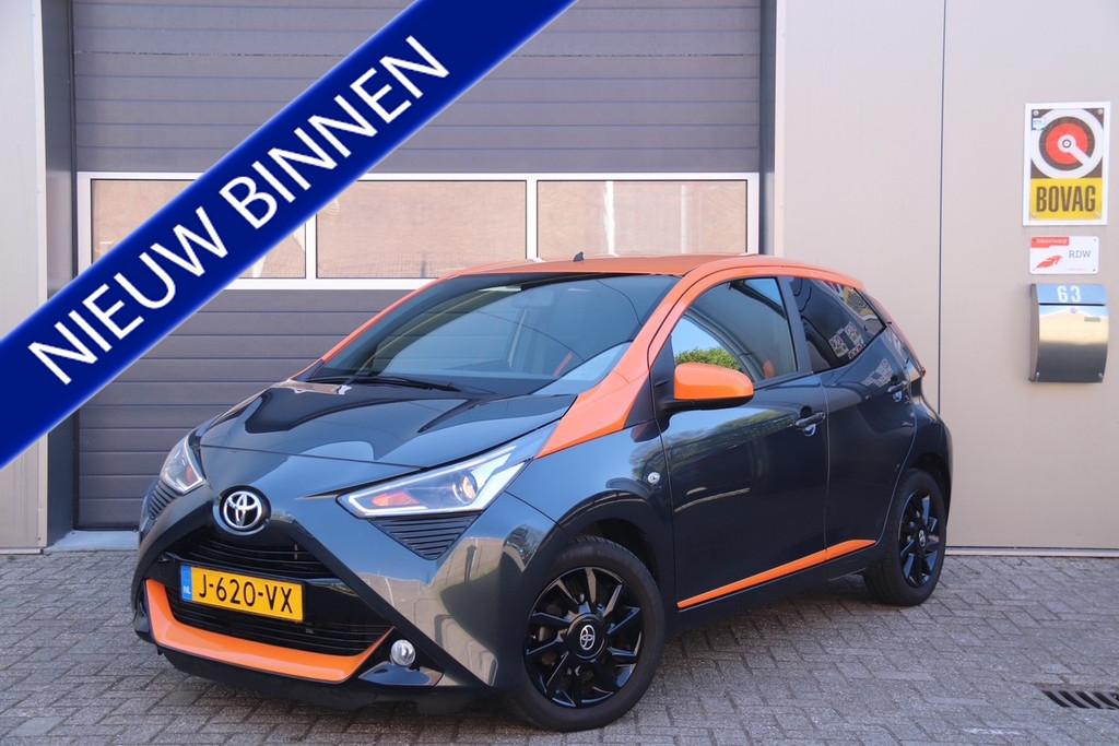 Toyota Aygo 1.0 VVT-i x-clusiv JBL Automaat, Camera, Carplay, Auto's, Stof, Gebruikt, 4 stoelen, Origineel Nederlands