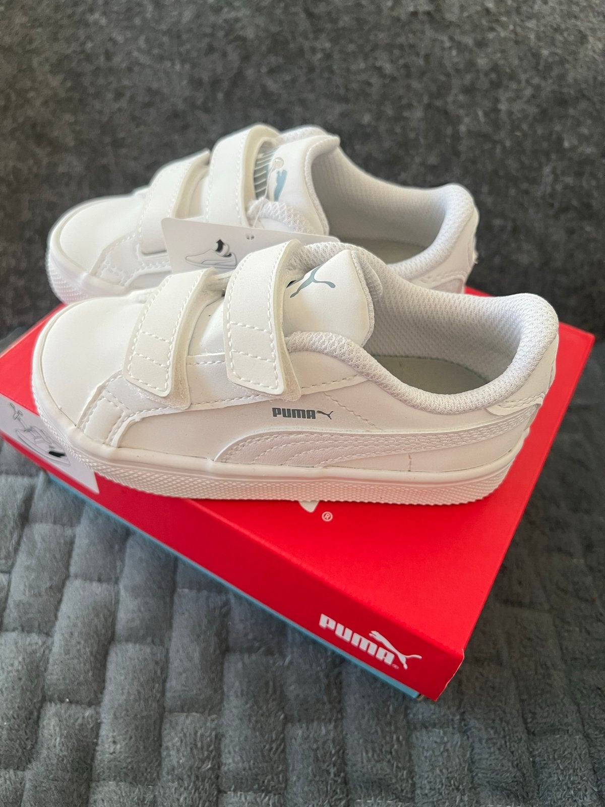NIEUW, witte Puma Smash klittenband sneakers, maat 24, Jongen of Meisje, Schoenen, Nieuw, Ophalen of Verzenden