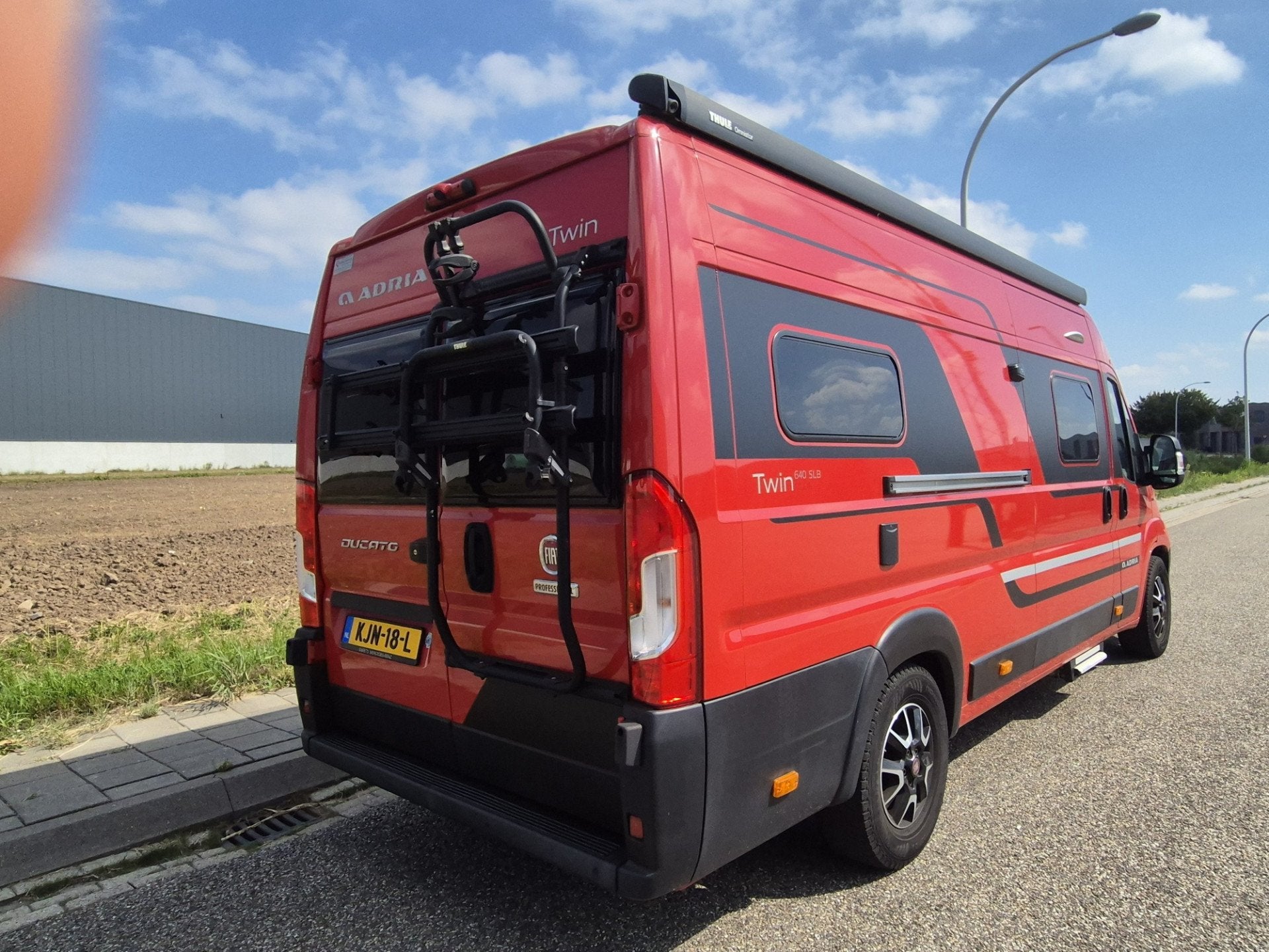 Adria TWIN 640 SLB Ducati Camper / Automaat Bed in lengte ri, Caravans en Kamperen, Campers, Automaat, Buscamper of Camperbus