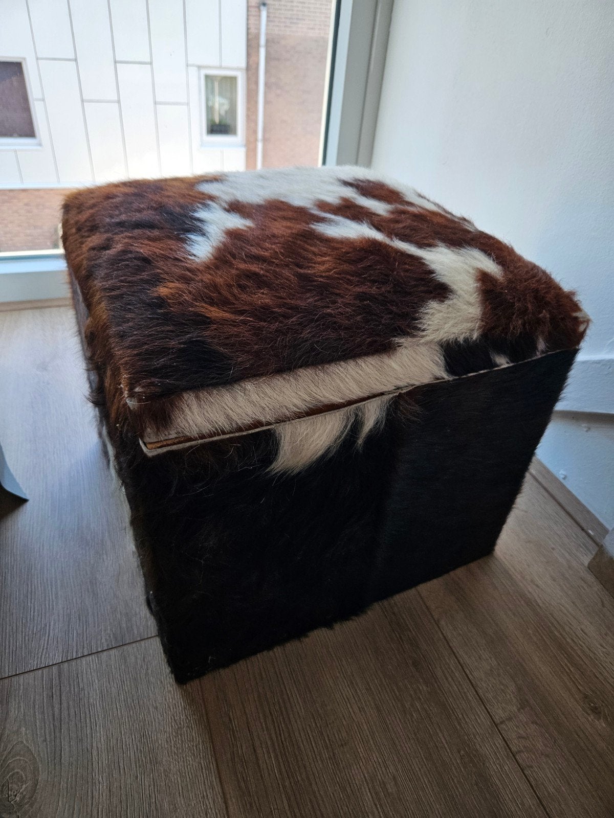 GRATIS! Decoratieve Poef/Opbergkist met Koeienhuid Bekleding, Ophalen, Minder dan 50 cm, Gebruikt, Overige materialen