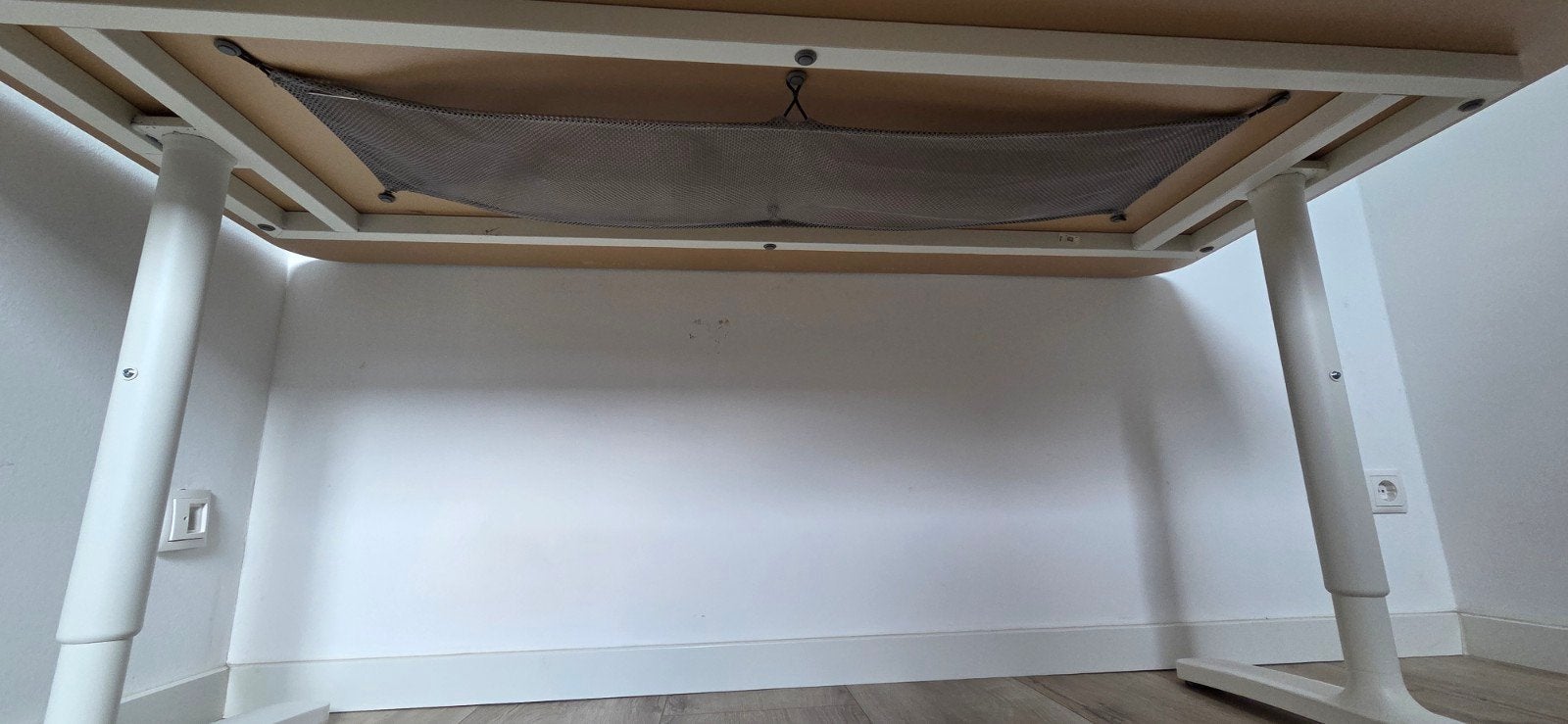IKEA Bekant bureau met beeldschermarm, Ophalen, Spaanplaat of MDF, In hoogte verstelbaar, Zo goed als nieuw
