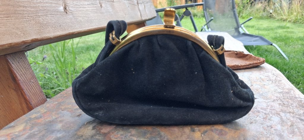 Vintage Handtas '50 – Zwart Suède & Goudkleurige Beugel, Ophalen of Verzenden, Zo goed als nieuw, Zwart, Handtas