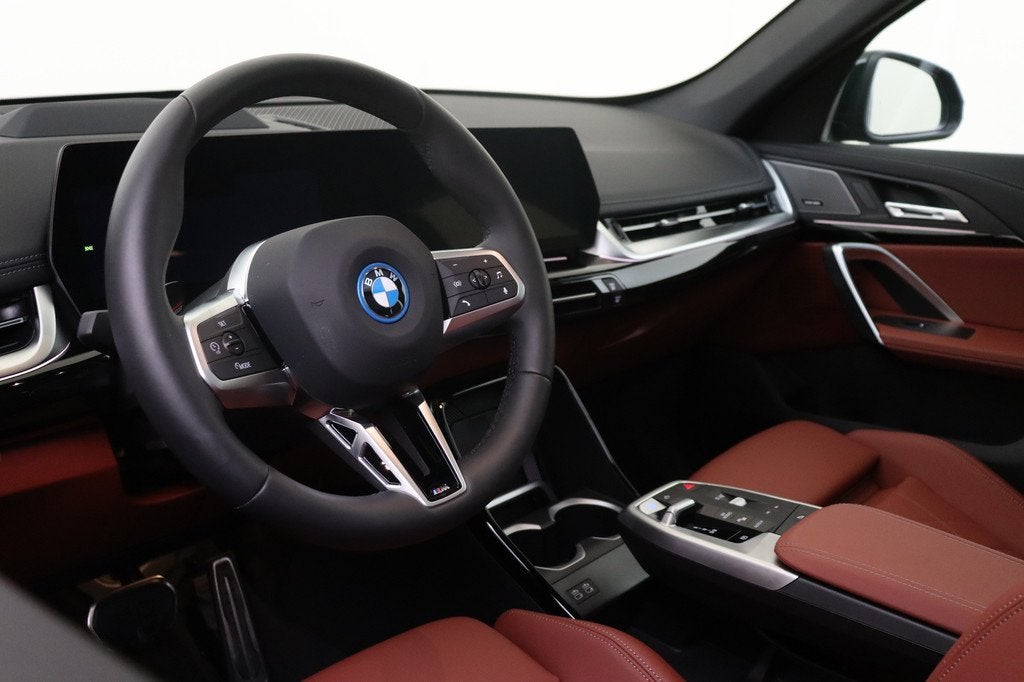 BMW iX1 eDrive20 M Sport / Panoramadak / Sportstoelen / Comf, Auto's, BMW, Stoelverwarming, Gebruikt, 750 kg, Met garantie (alle)