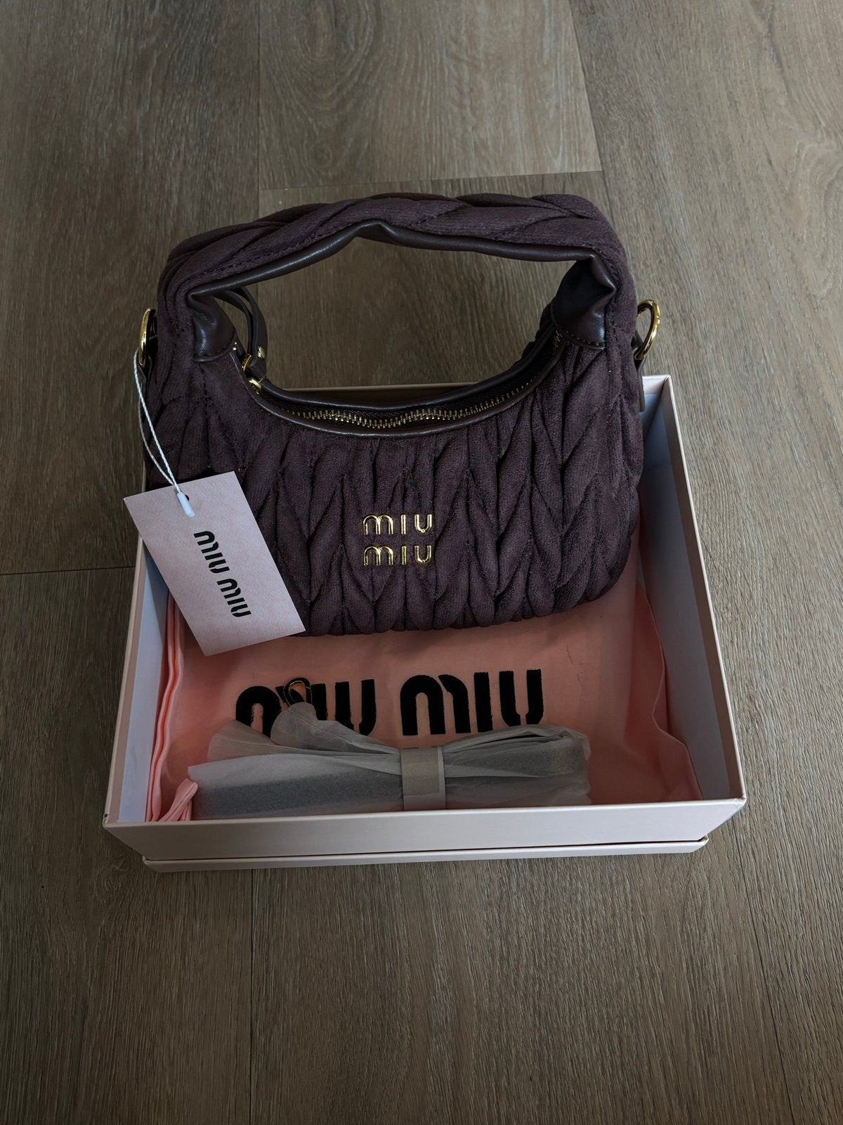 Miu Miu schoudertasje in bruin suède, Sieraden, Tassen en Uiterlijk, Ophalen of Verzenden, Nieuw, Bruin, Schoudertasje