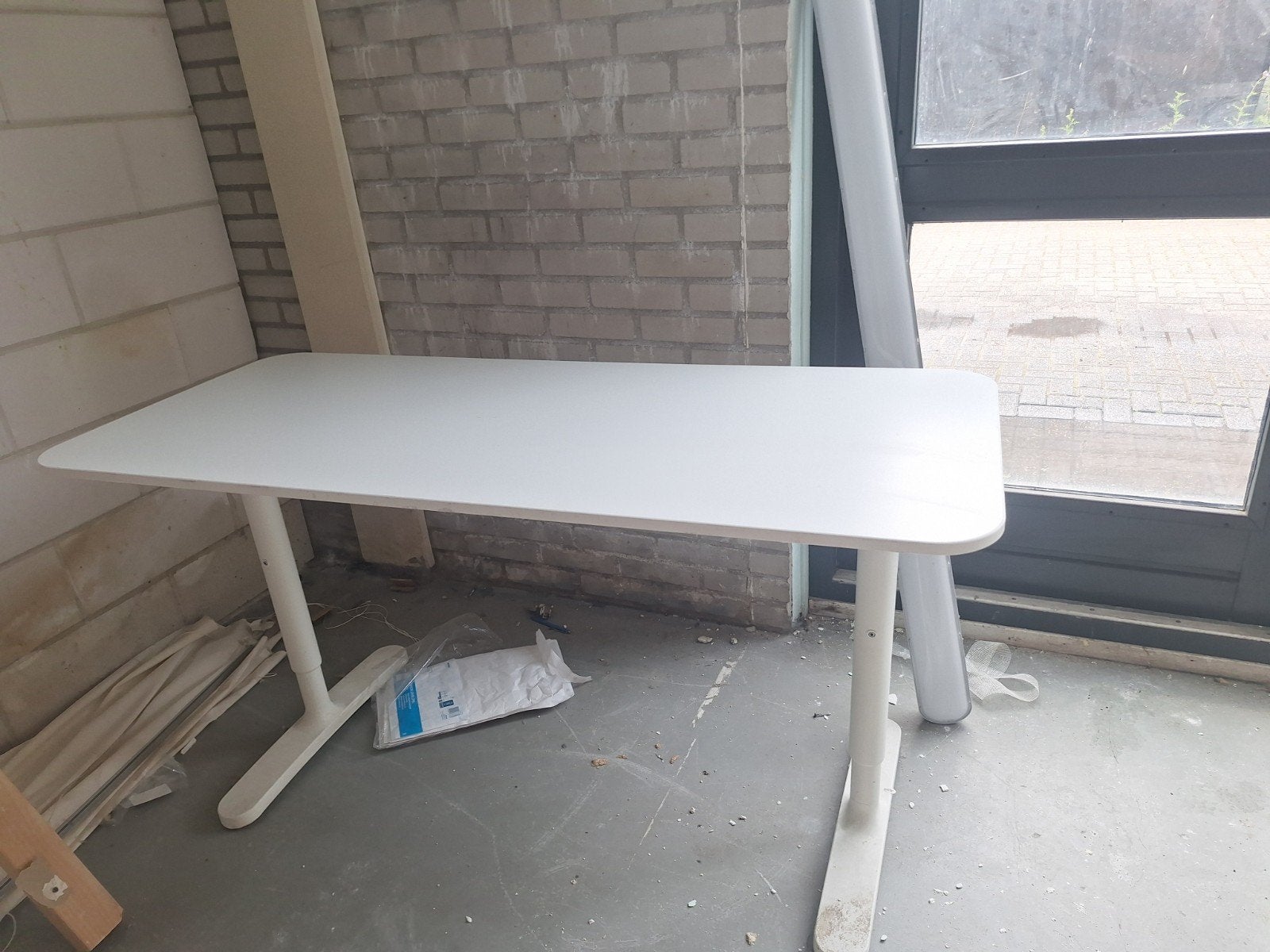 2x IKEA Bekant bureau140x80 - Wit, in hoogte verstelbaar, Ophalen, Zit-sta bureau, Gebruikt, Spaanplaat of MDF