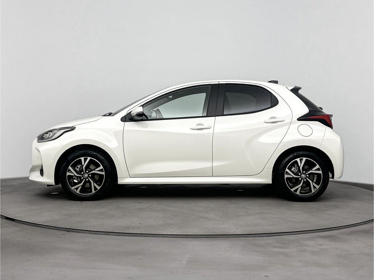 Toyota Yaris 1.5 Hybrid 115 Dynamic (bj 2025, automaat), 12 maanden, Wit, Hybride Elektrisch/Benzine, 3 cilinders