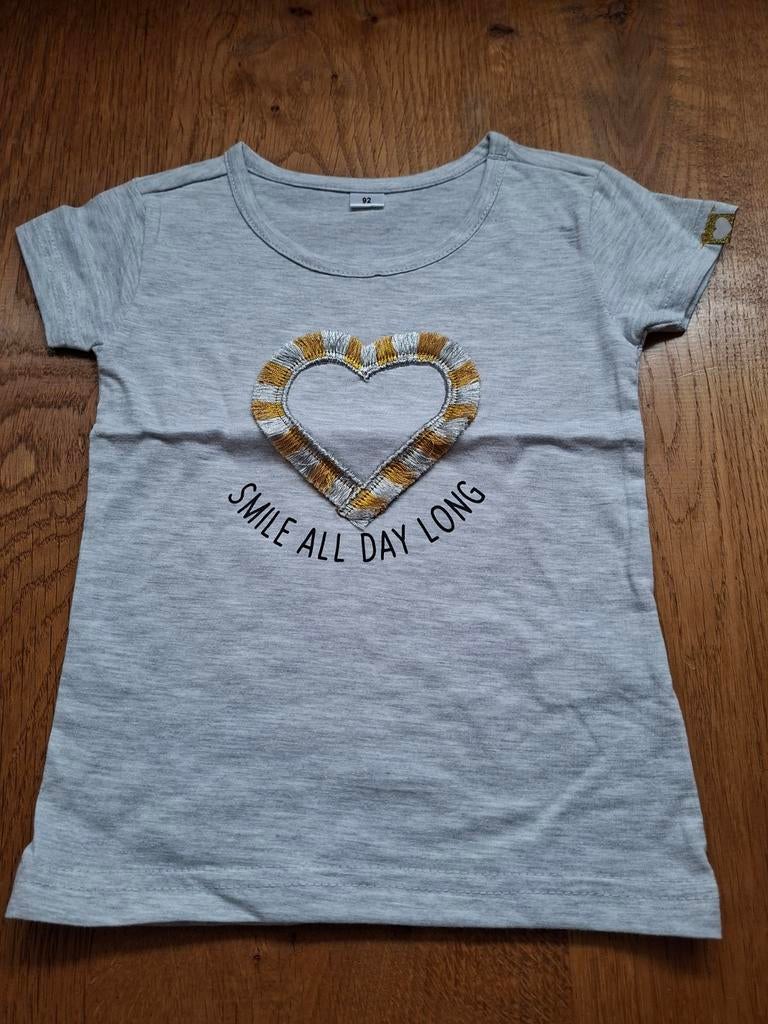 Grijs T-shirt met hartje en tekst 'Smile All Day Long', Kinderen en Baby's, Kinderkleding | Maat 92, Meisje, Ophalen of Verzenden