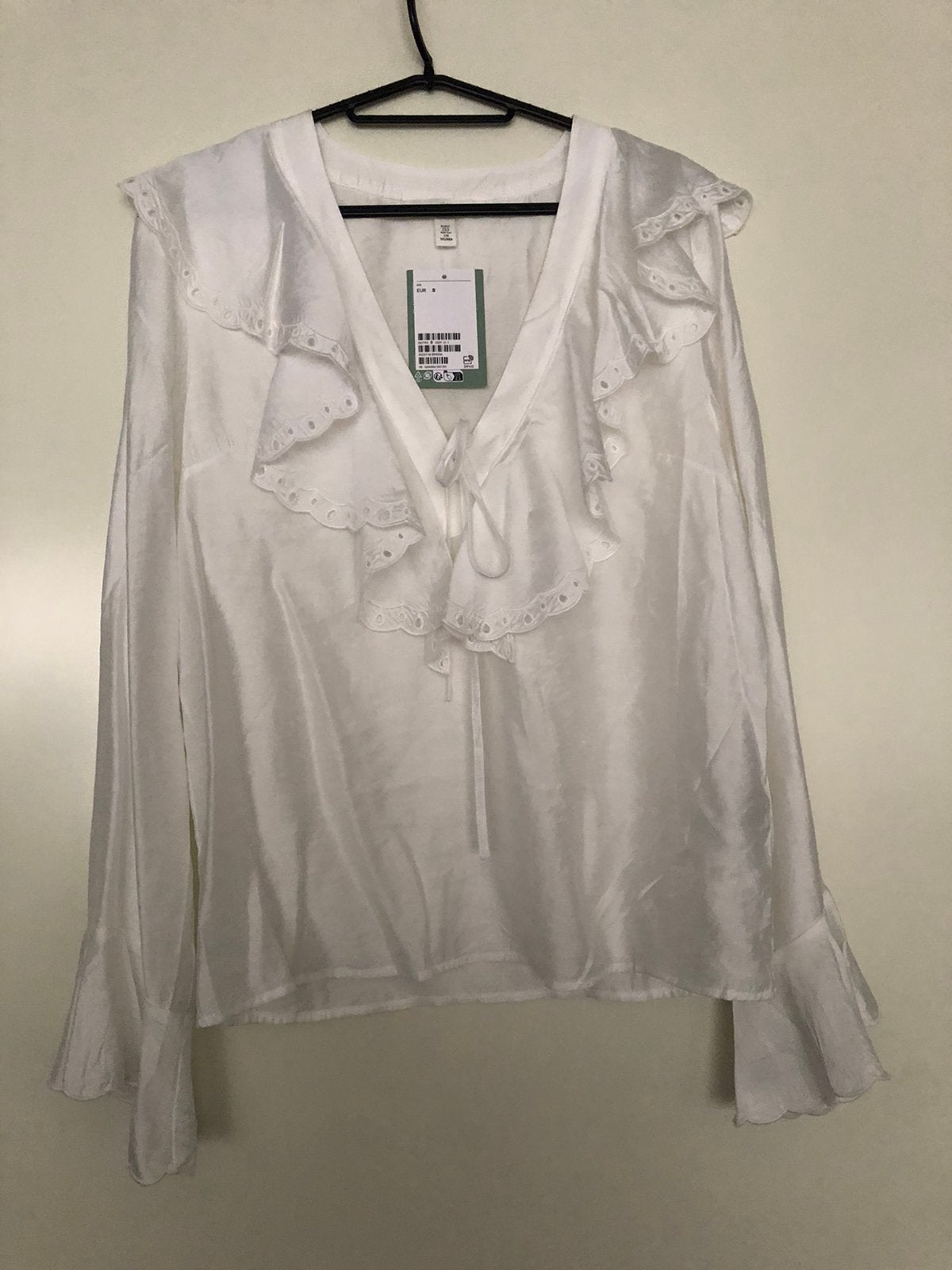 Nieuwe witte blouse met ruches en broderie, Ophalen of Verzenden, Nieuw, Maat 36 (S), Wit