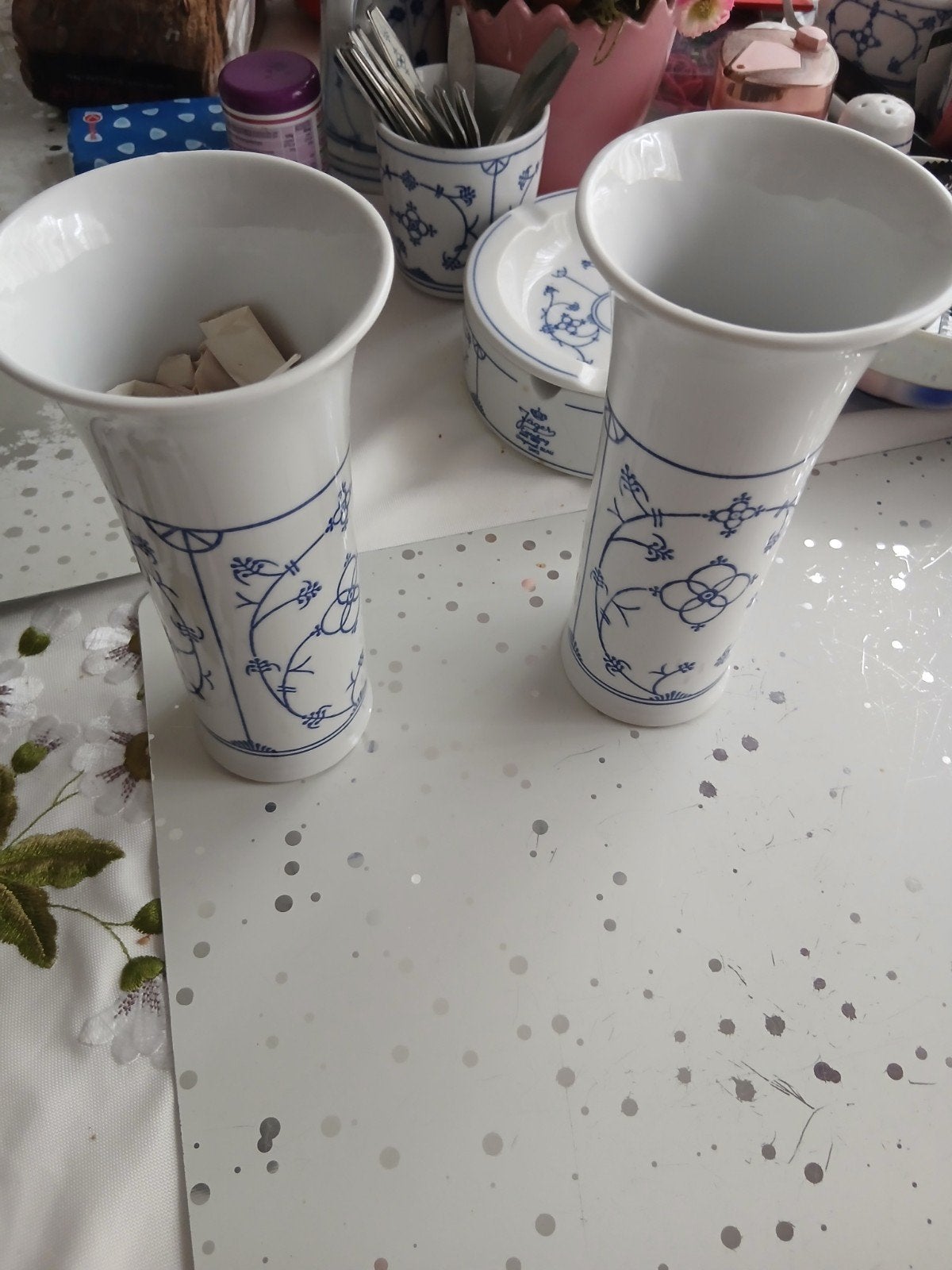Twee prachtige Saks servies vaasjes, Ophalen of Verzenden