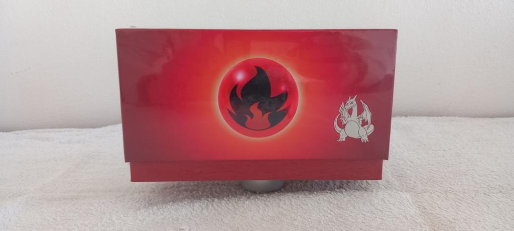 Pokémon Radiant Energy Gift Box (Fire / Charizard-thema), Ophalen of Verzenden, Nieuw, Boosterbox, Foil