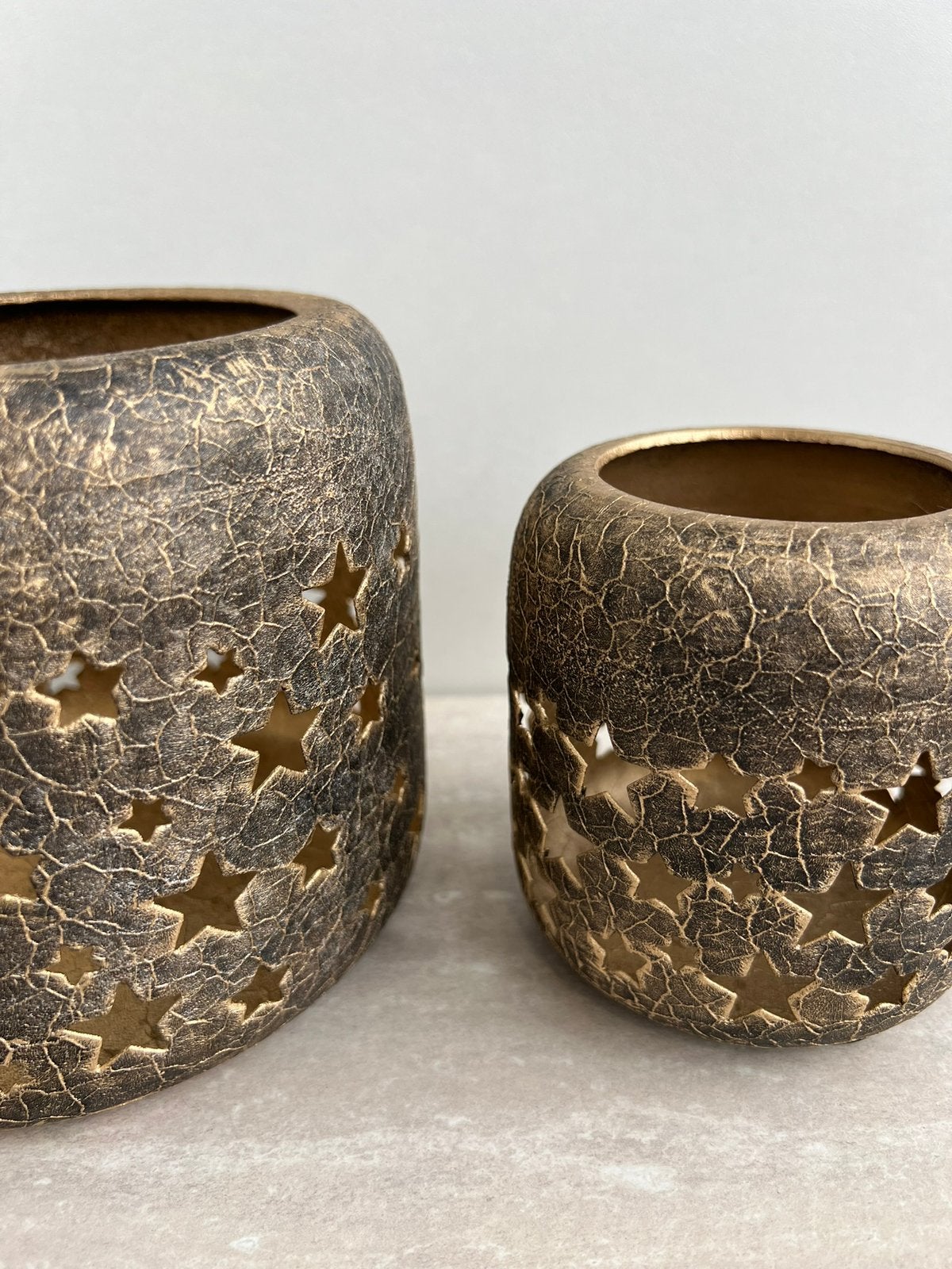 Set van 2 goud/brons metalen windlichten met sterren (14 cm), Waxinelichthouder, Nieuw, Ophalen of Verzenden, 14 cm