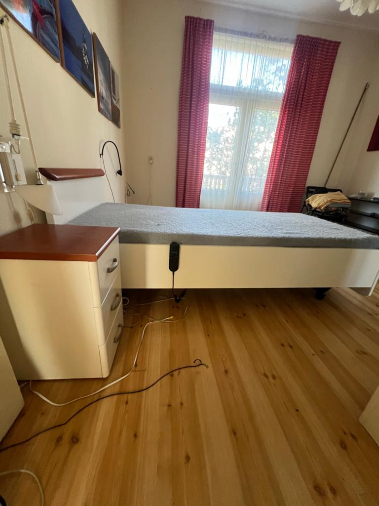 Eenpersoonsbed met verstelbare lattenbodem en nachtkastje, Ophalen, 90 cm, Eenpersoons, Wit