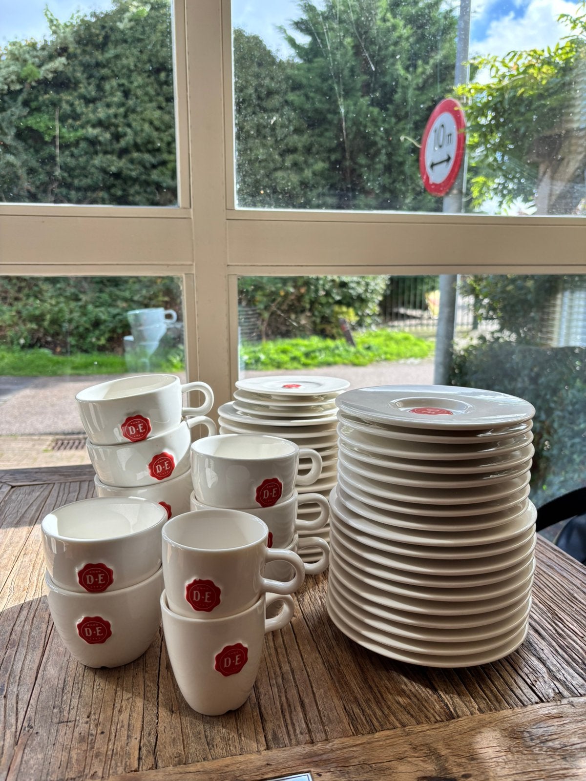 Douwe Egberts koffie- en cappuccinokopjes met schotels, Huis en Inrichting, Ophalen, Porselein, Overige stijlen, Kop(pen) en/of Schotel(s)
