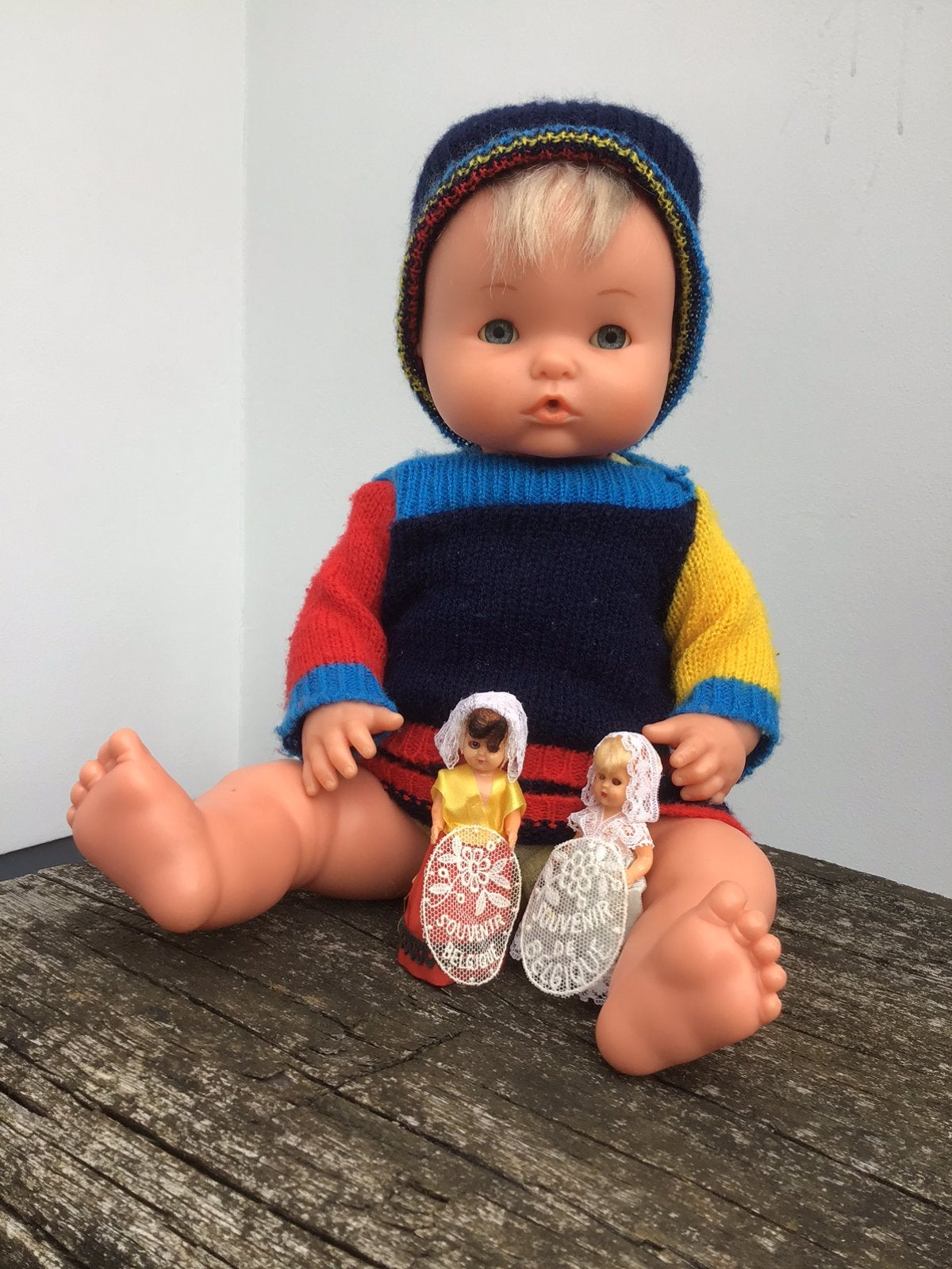 3 plastic poppen - o.a. souvenir België, Ophalen of Verzenden, Zo goed als nieuw, Pop