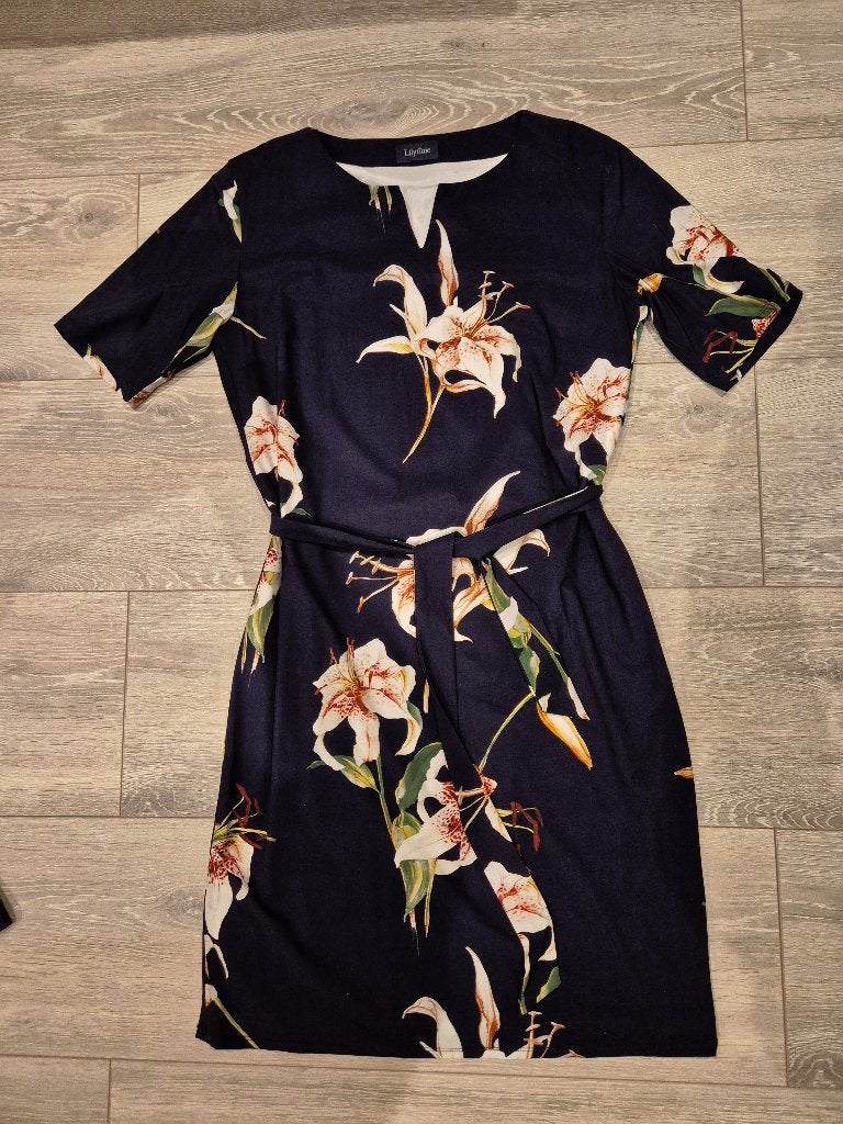 Mooie blauwe bewerkte Jurk Maat 42, Kleding | Dames, Blauw, Maat 42/44 (L), Ophalen of Verzenden, Zo goed als nieuw