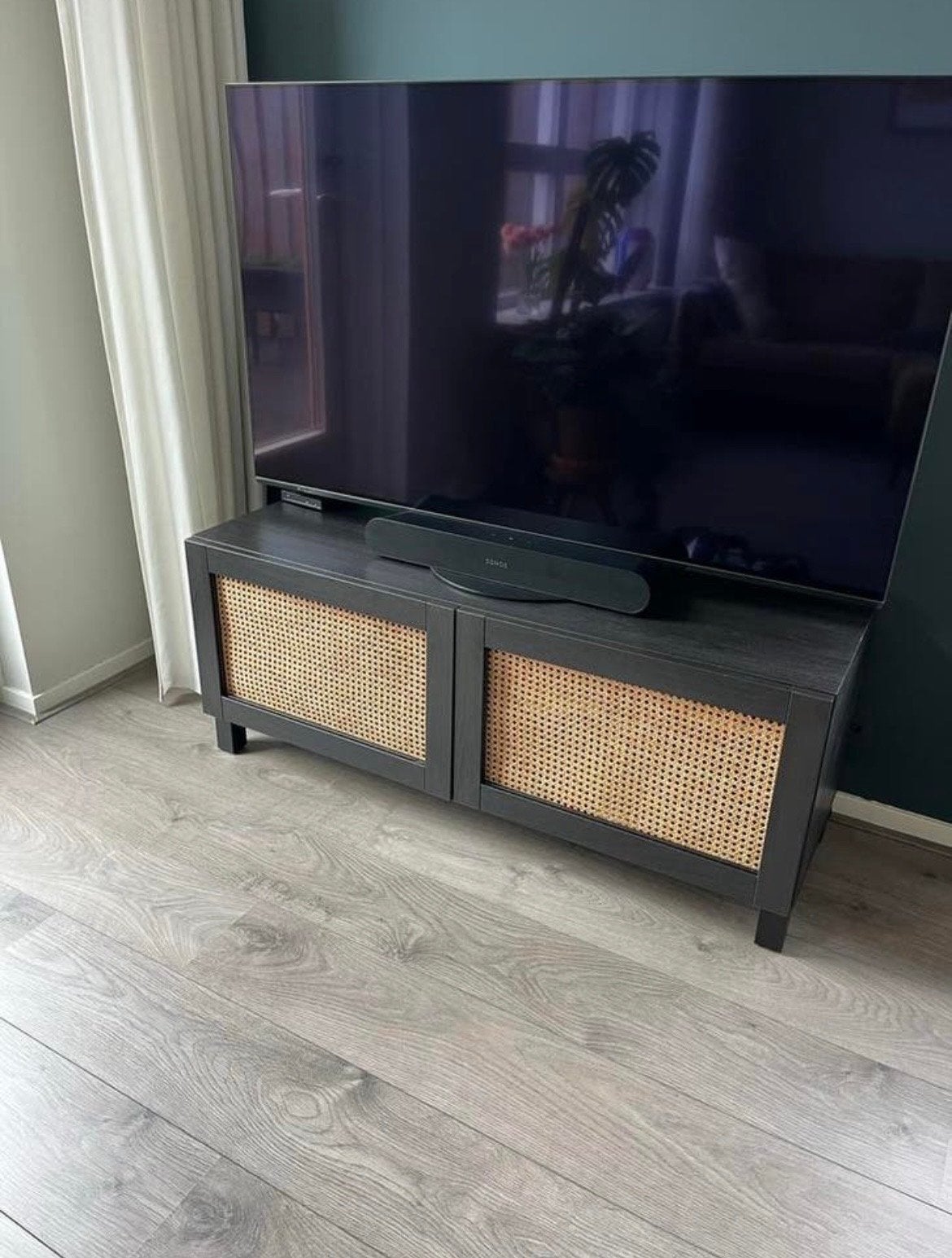 TV-meubel met rotan deuren - Zwart, Huis en Inrichting, Kasten | Televisiemeubels, Ophalen, 100 tot 150 cm, Zo goed als nieuw