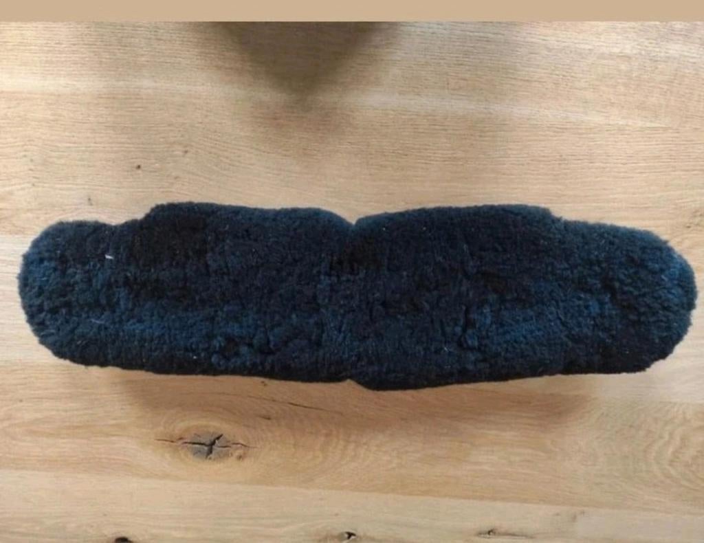 Mattes zwarte singelhoes lamsvel 65 cm, Ophalen of Verzenden, Gebruikt, Rijden