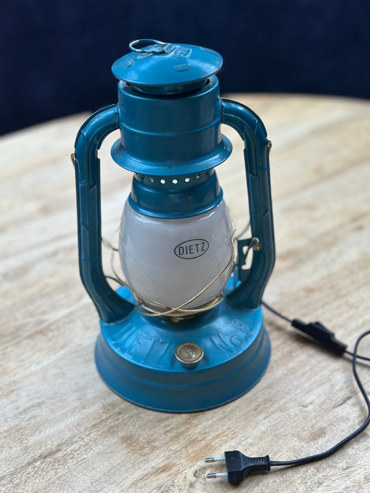 Vintage Dietz No. 8 ‘olielamp’ - elektrisch 230V, Ophalen of Verzenden, Gebruikt