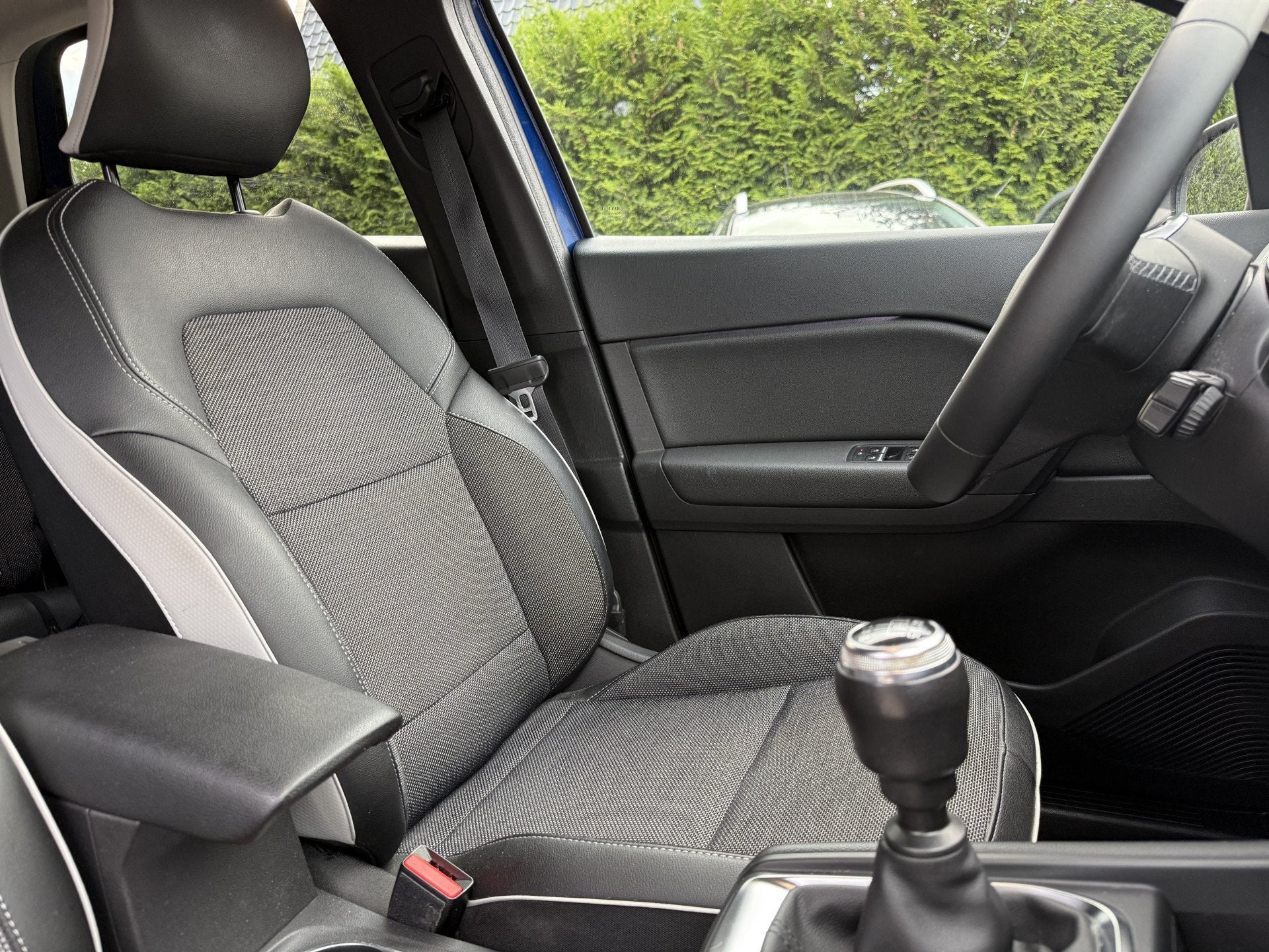 Renault Captur 1.0 TCe 90 Intens, Camera | Navi & CarPlay, Auto's, Gebruikt, Euro 6, Blauw, Leder en Stof