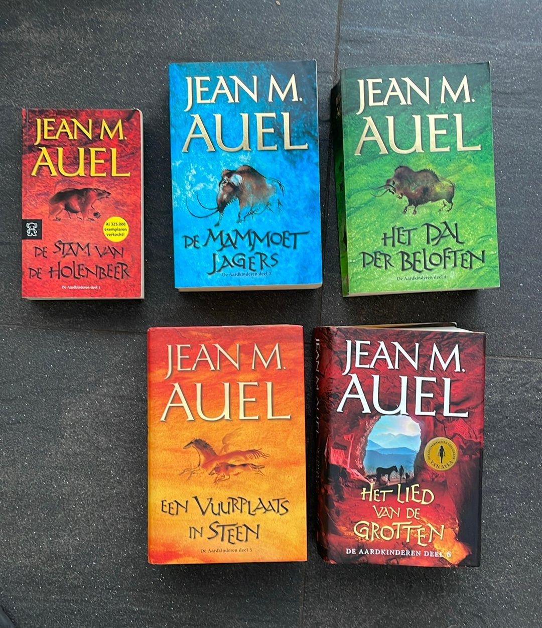 Serie boeken van Jean M Auel, Boeken, Ophalen, Zo goed als nieuw