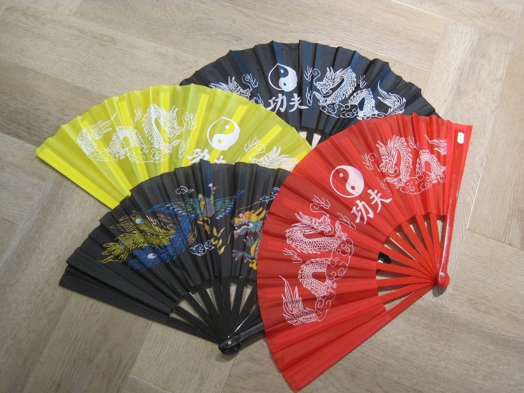 Handwaaier Tai Chi Draak Yin Yang groot, zwart en rood, Ophalen of Verzenden, Nieuw, Feestartikel, Carnaval