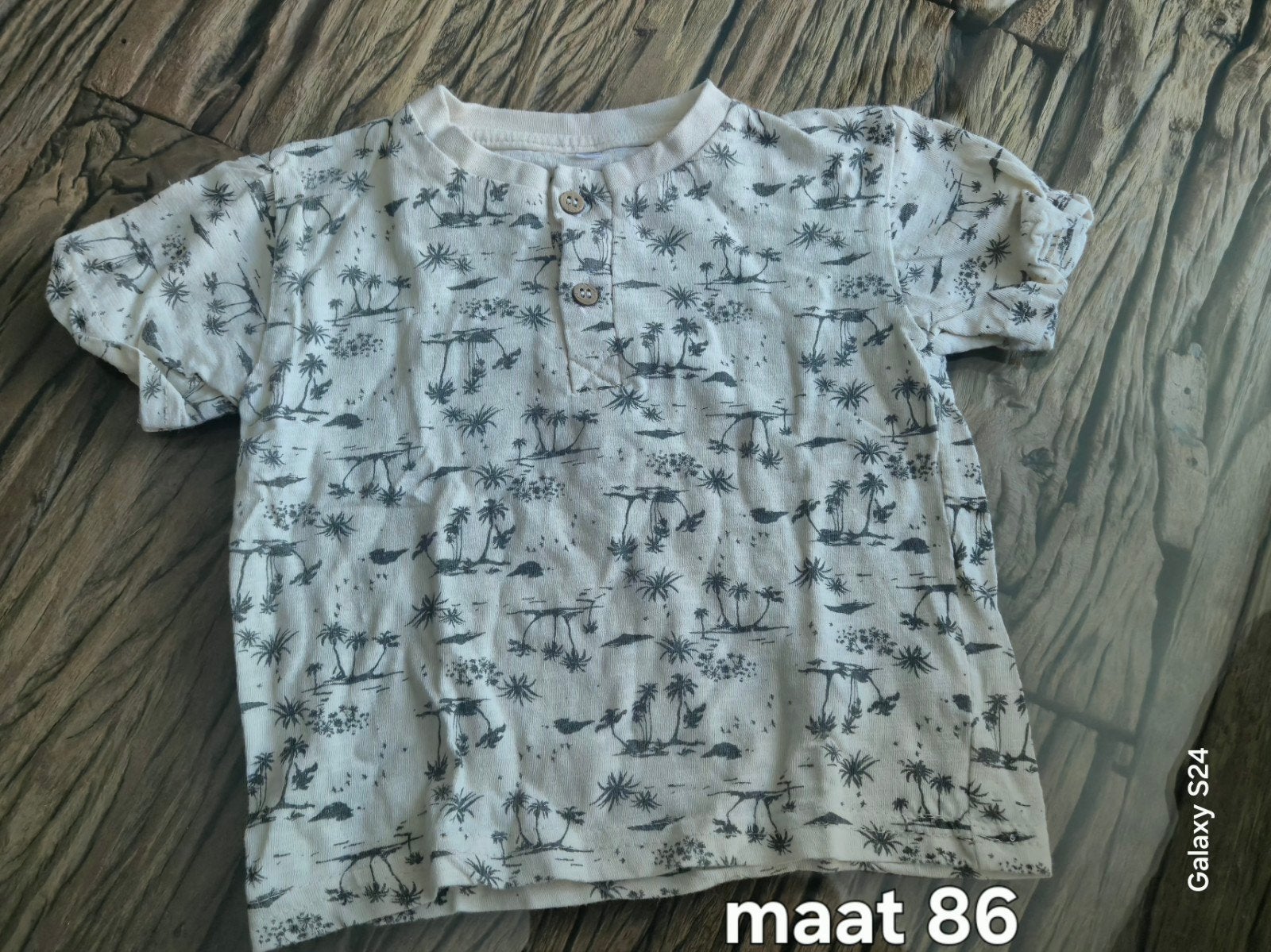 Zomerse T-shirt met palmboomprint - Maat 86, Kinderen en Baby's, Babykleding | Maat 86, Gebruikt, Ophalen of Verzenden, Onbekend