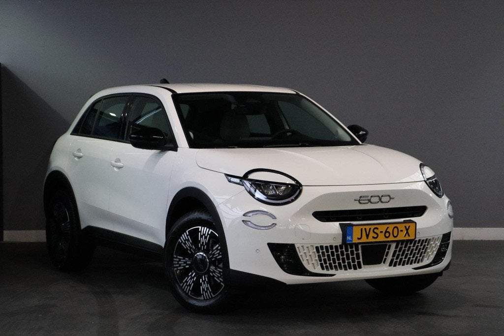 Fiat 600 1.2 Hybrid ICON / Navigatie / Carplay / Camera / LE, Auto's, Fiat, 145 pk, Stof, 1199 cc, 620 kg