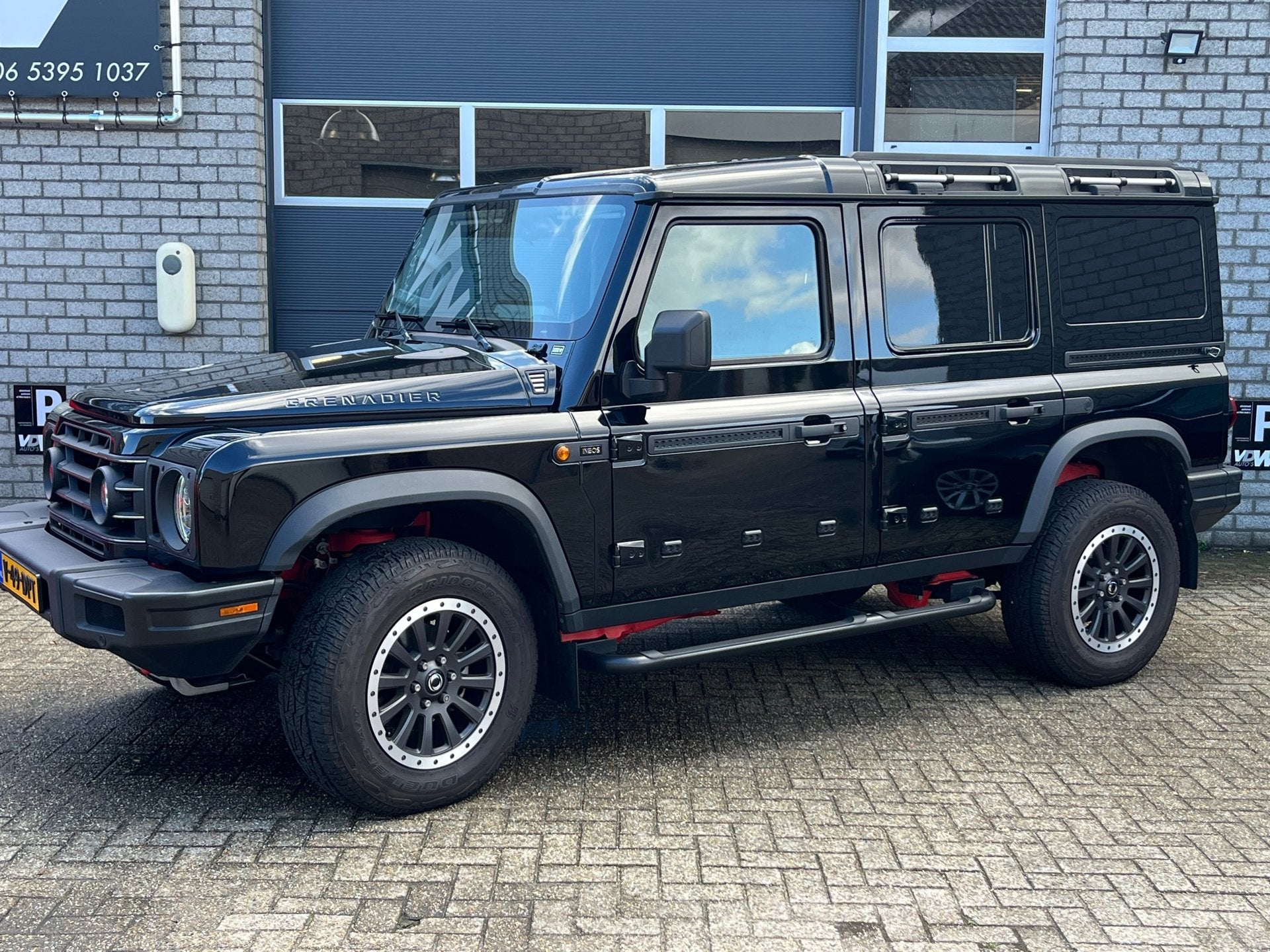 Ineos Grenadier 3.0 St Utility Wagon 5p Benzine grijs kentek, Auto's, Bestelauto's, Dealer onderhouden, Gebruikt, Euro 6, Zwart